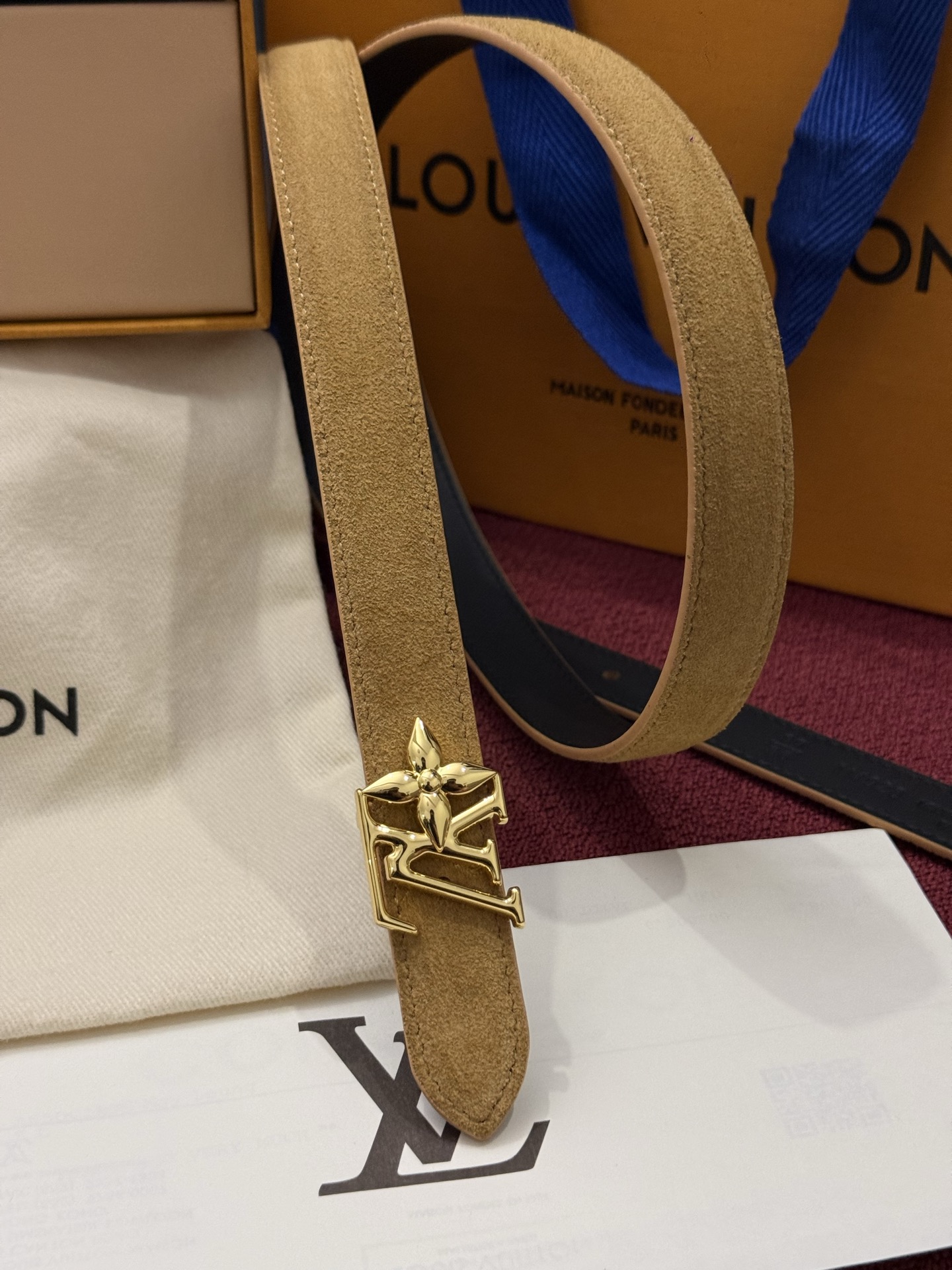 本款 LV Bloom 腰带选用柔软绒面皮革塑造纤长构型，以温婉设计巧妙致意品牌经典元素。LV 字母与尖瓣 Monogr