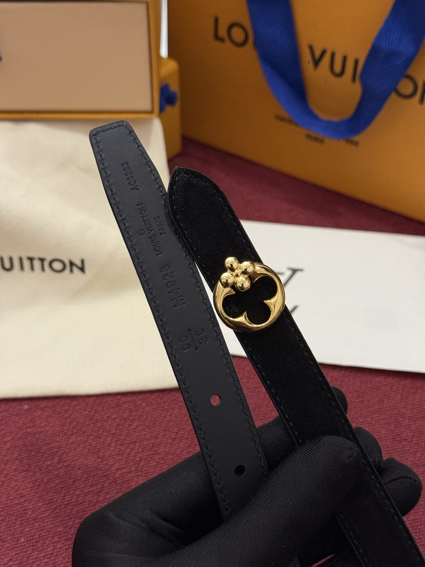 本款 LV Bloom 腰带选用柔软绒面皮革塑造纤长构型，以温婉设计巧妙致意品牌经典元素。LV 字母与尖瓣 Monogr