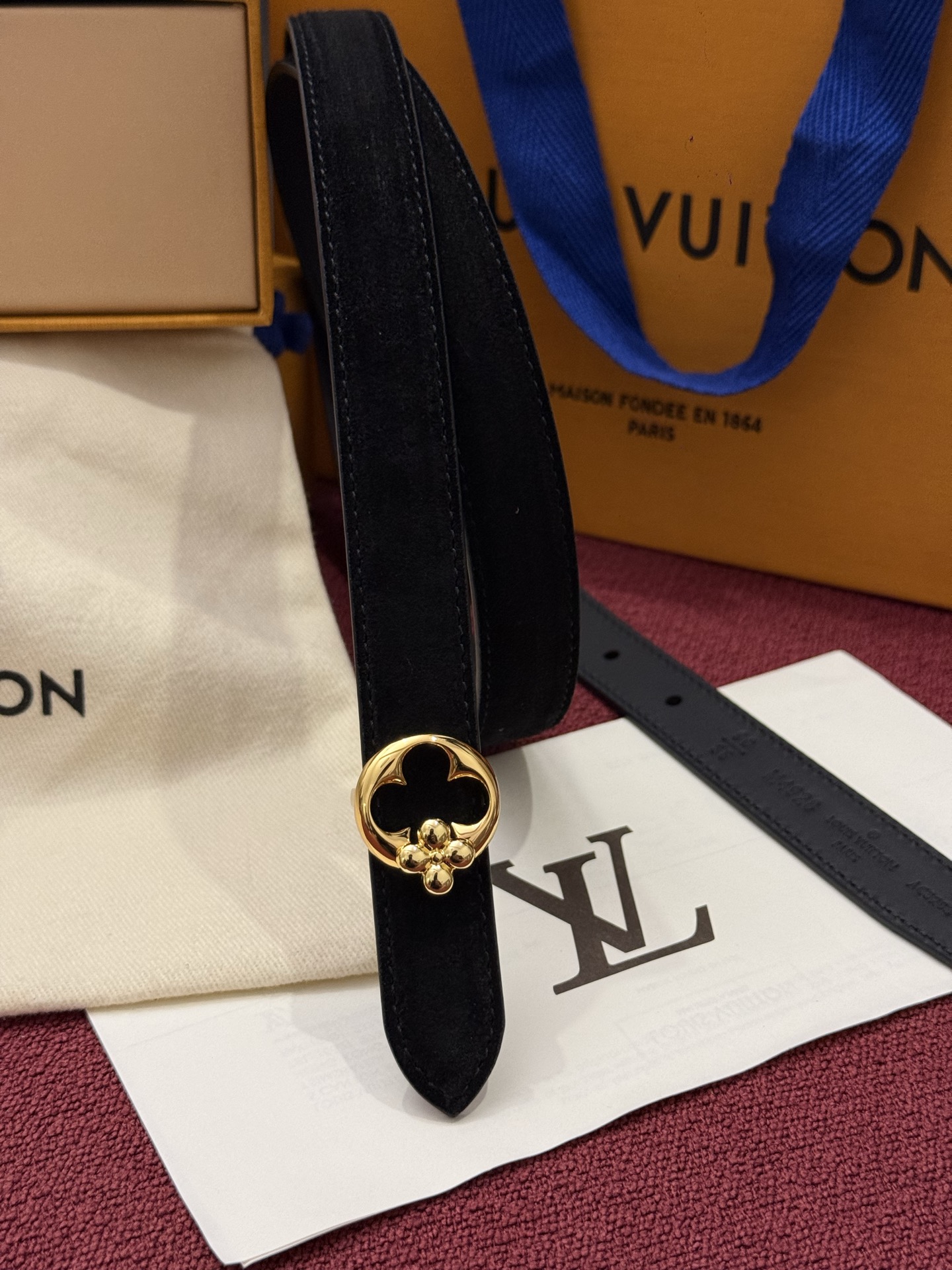 本款 LV Bloom 腰带选用柔软绒面皮革塑造纤长构型，以温婉设计巧妙致意品牌经典元素。LV 字母与尖瓣 Monogr