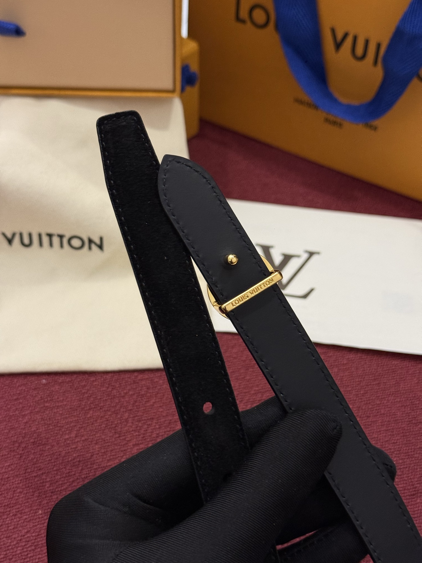 本款 LV Bloom 腰带选用柔软绒面皮革塑造纤长构型，以温婉设计巧妙致意品牌经典元素。LV 字母与尖瓣 Monogr