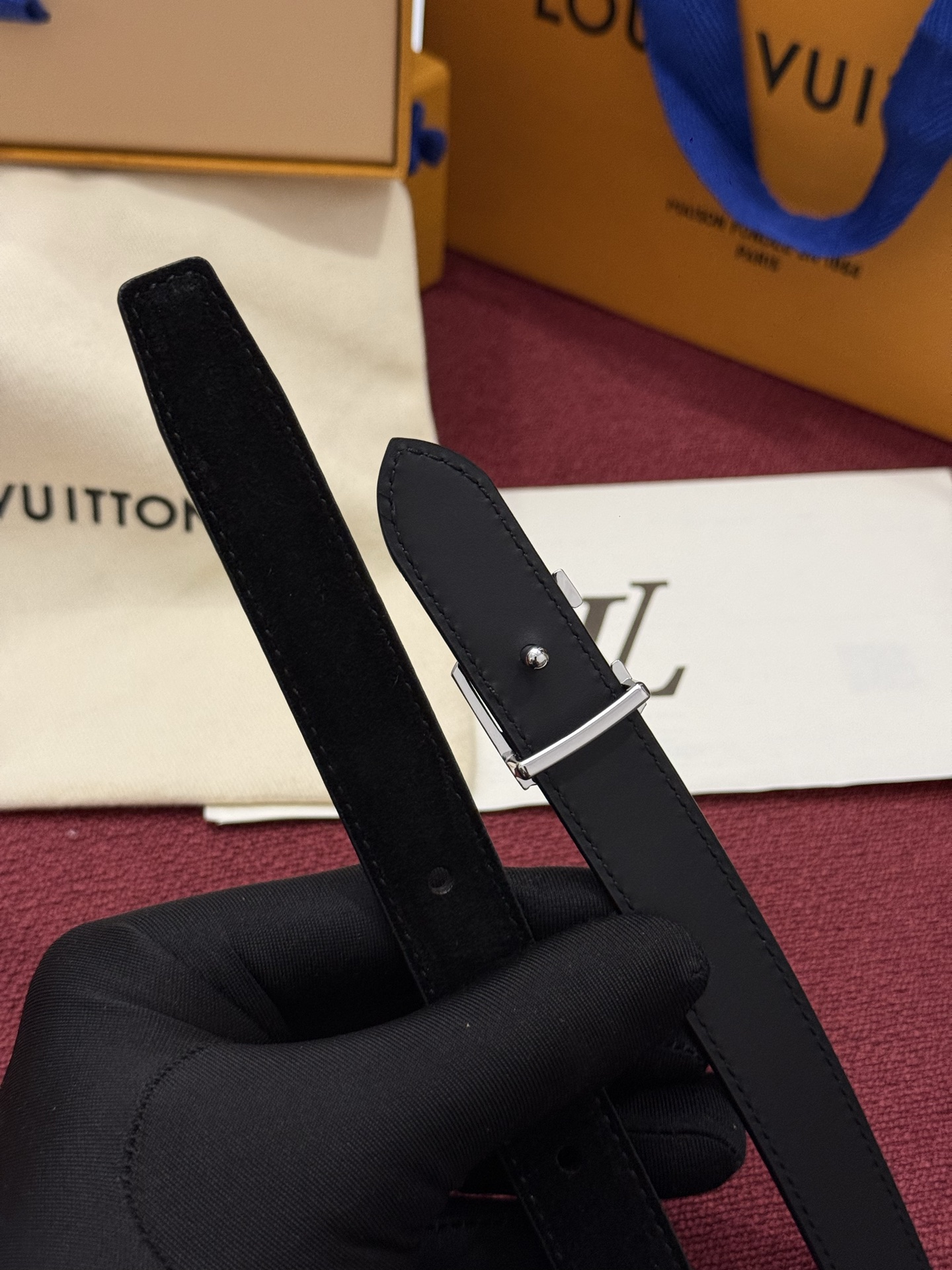 本款 LV Bloom 腰带选用柔软绒面皮革塑造纤长构型，以温婉设计巧妙致意品牌经典元素。LV 字母与尖瓣 Monogr
