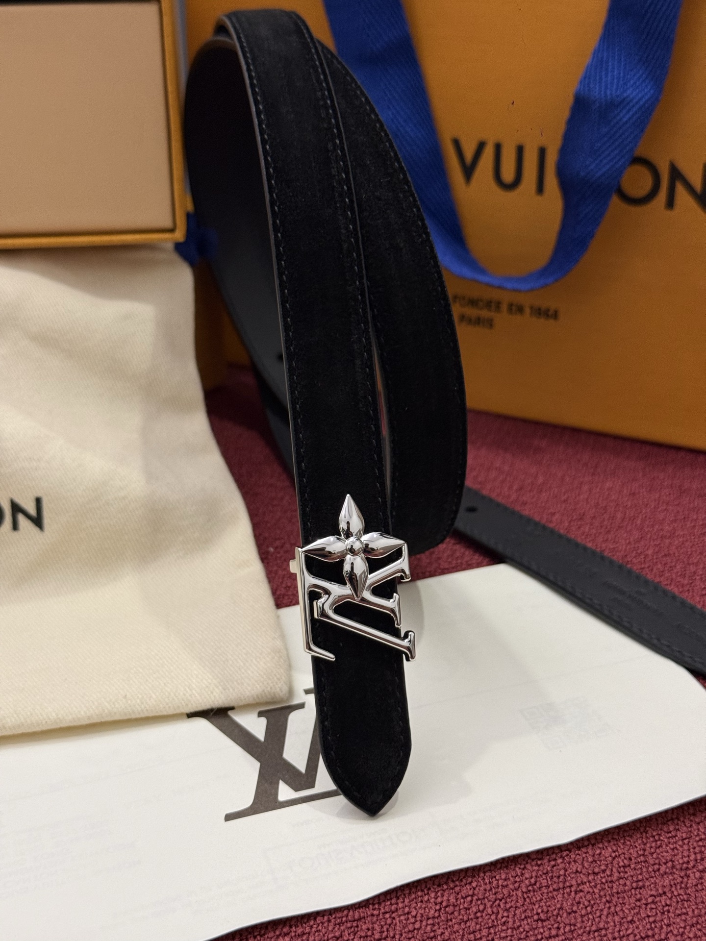 本款 LV Bloom 腰带选用柔软绒面皮革塑造纤长构型，以温婉设计巧妙致意品牌经典元素。LV 字母与尖瓣 Monogr
