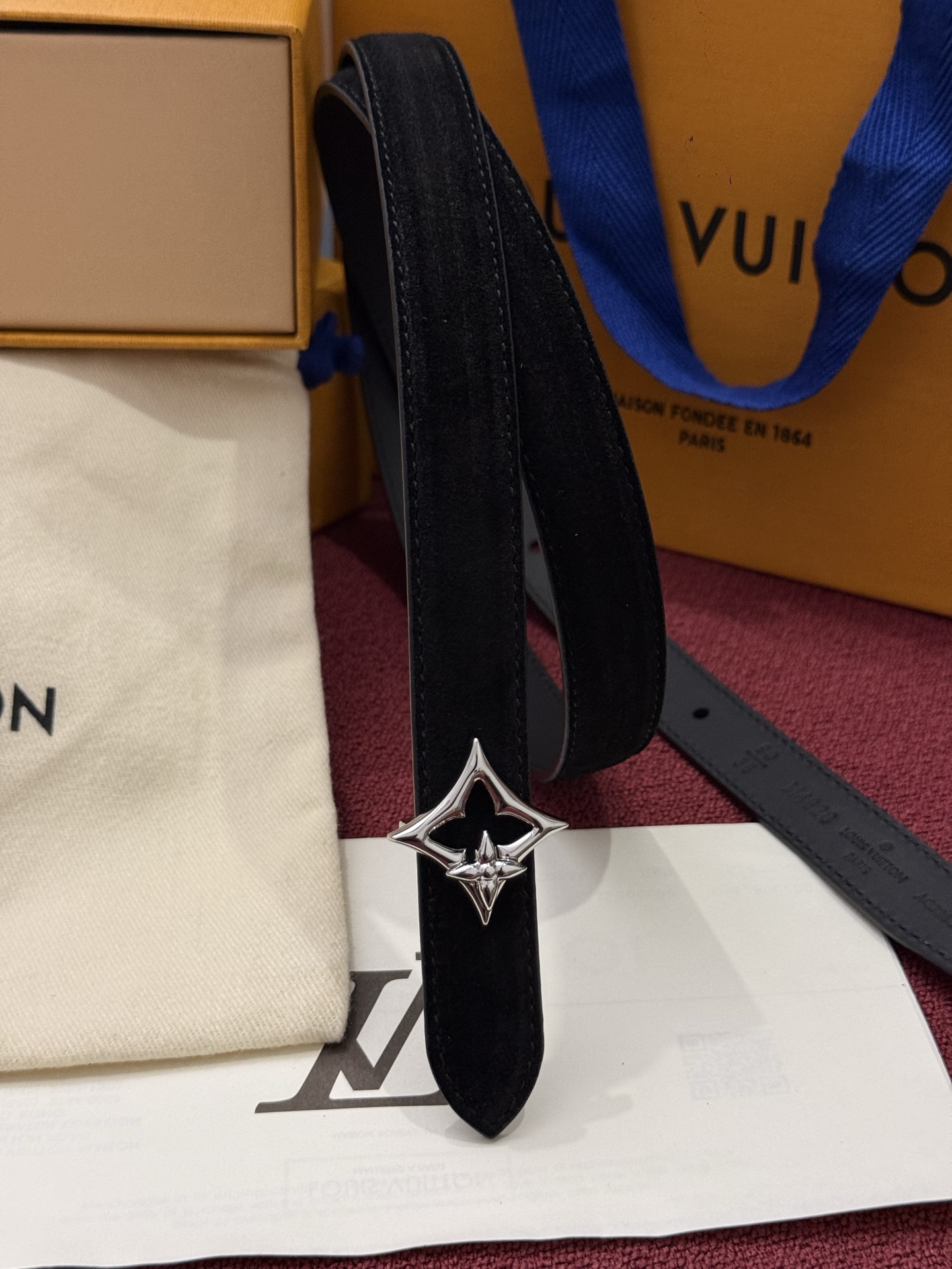 本款 LV Bloom 腰带选用柔软绒面皮革塑造纤长构型，以温婉设计巧妙致意品牌经典元素。LV 字母与尖瓣 Monogr