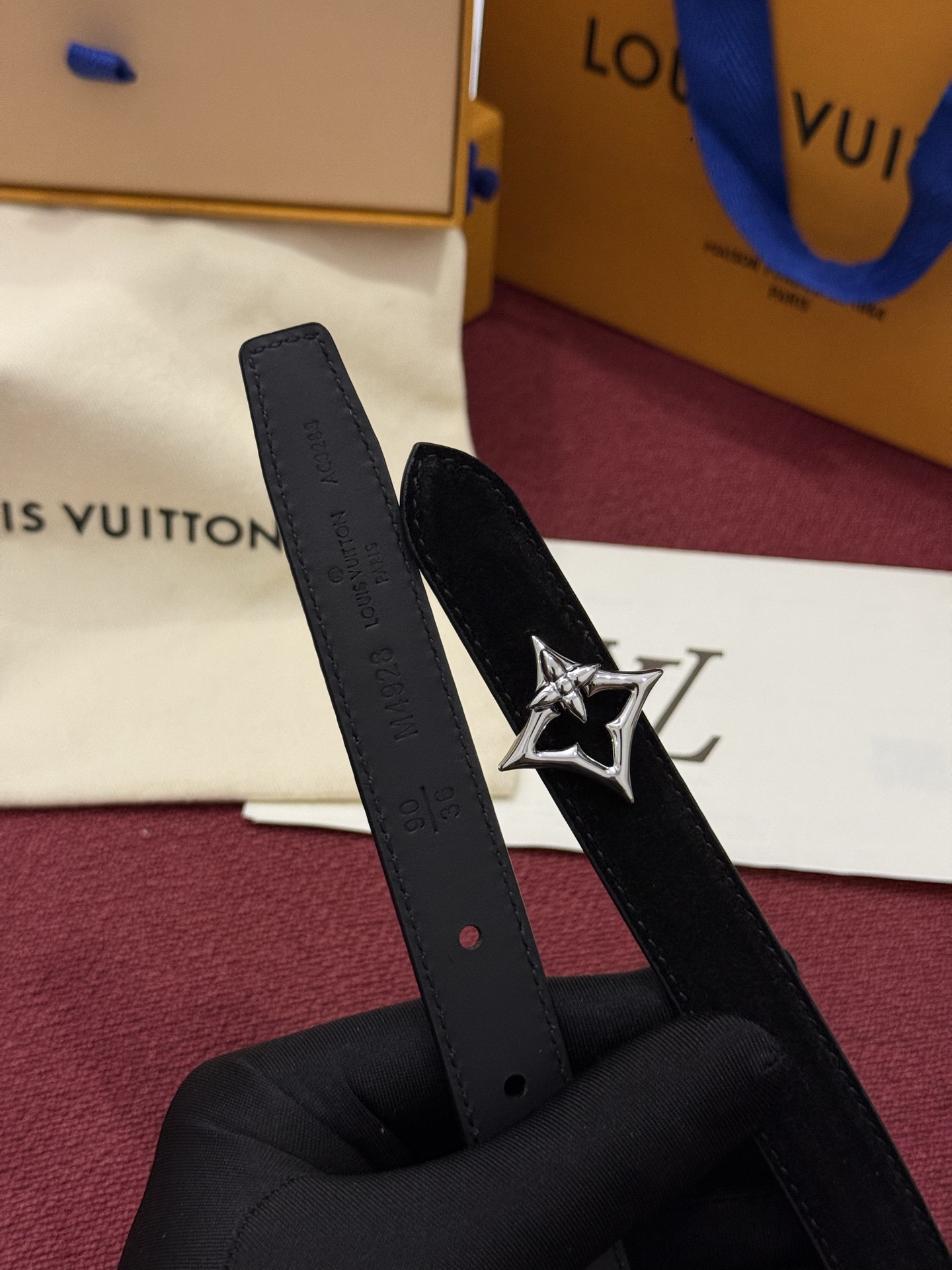 本款 LV Bloom 腰带选用柔软绒面皮革塑造纤长构型，以温婉设计巧妙致意品牌经典元素。LV 字母与尖瓣 Monogr
