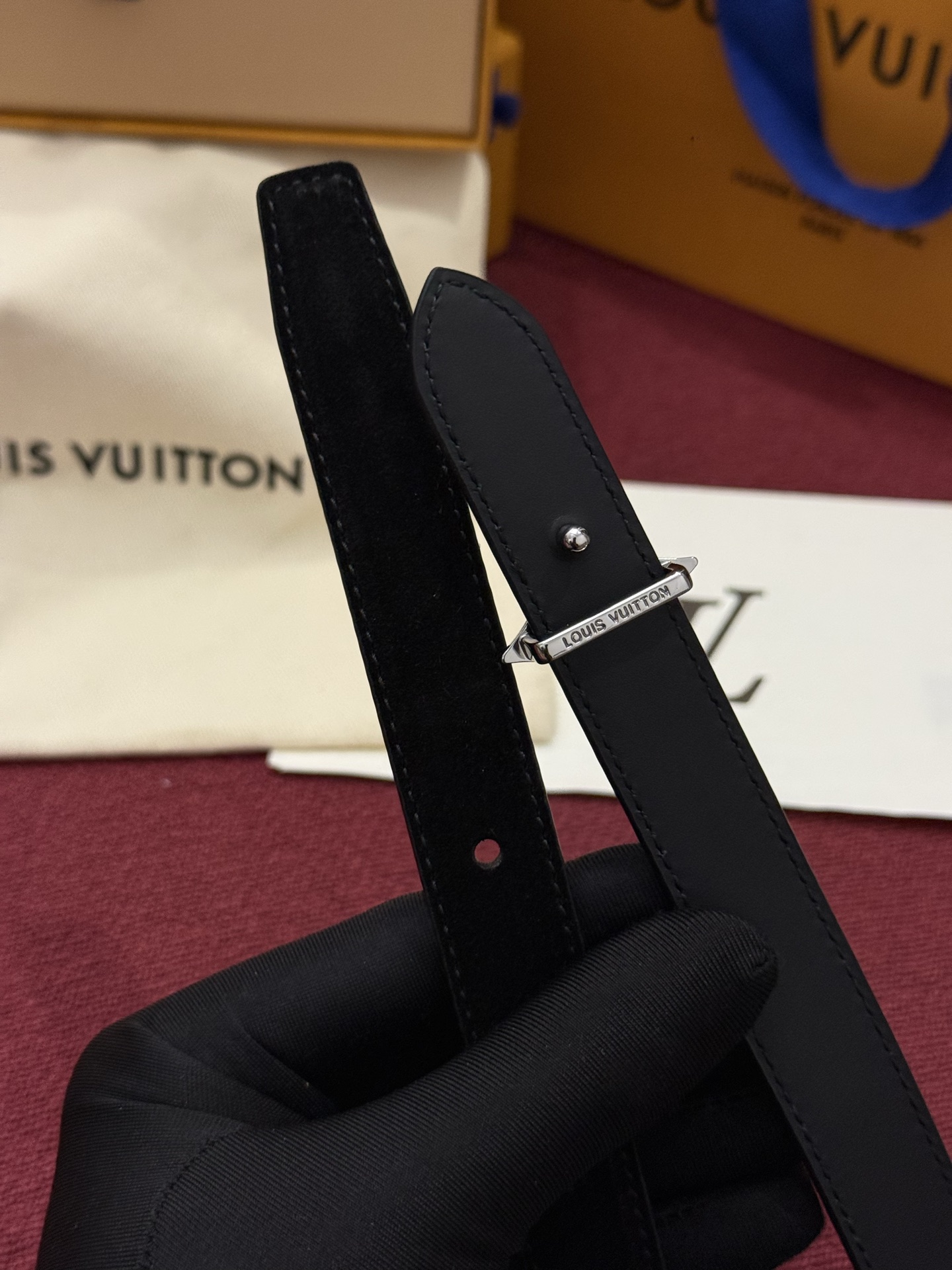 本款 LV Bloom 腰带选用柔软绒面皮革塑造纤长构型，以温婉设计巧妙致意品牌经典元素。LV 字母与尖瓣 Monogr