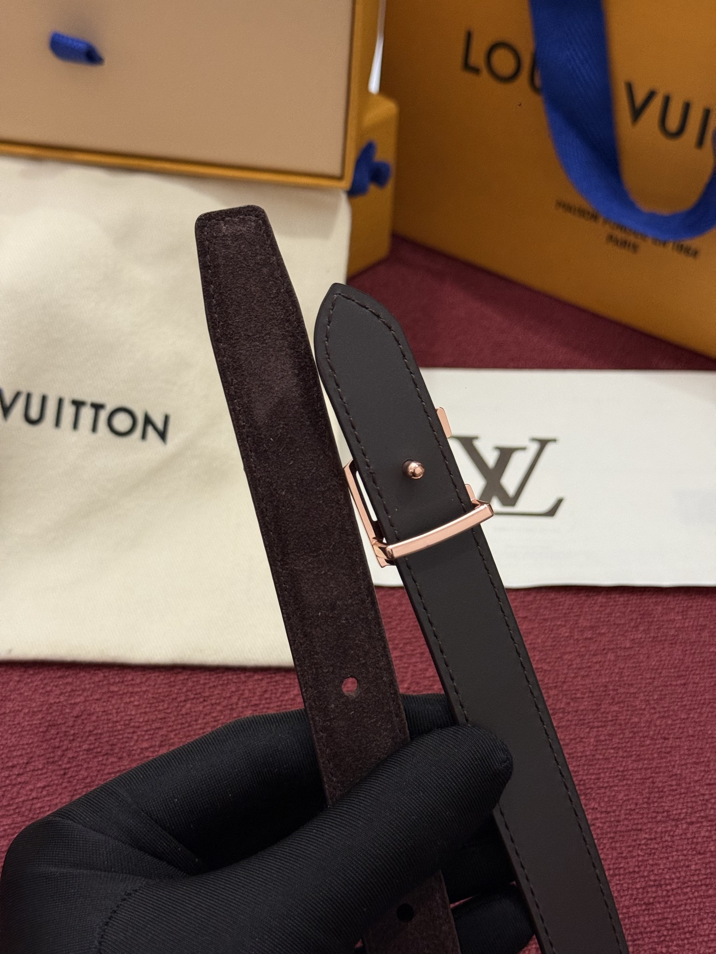 本款 LV Bloom 腰带选用柔软绒面皮革塑造纤长构型，以温婉设计巧妙致意品牌经典元素。LV 字母与尖瓣 Monogr