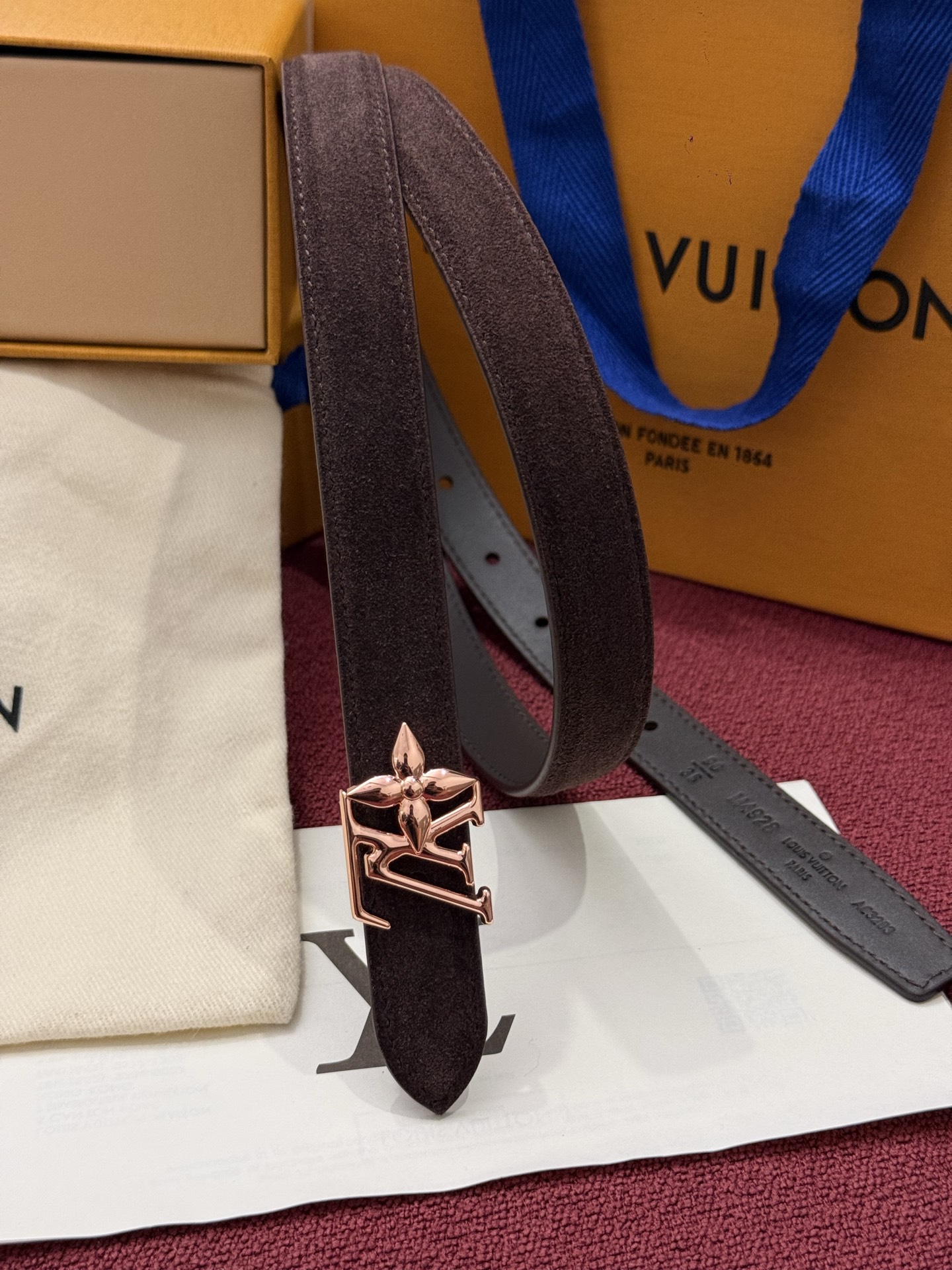 本款 LV Bloom 腰带选用柔软绒面皮革塑造纤长构型，以温婉设计巧妙致意品牌经典元素。LV 字母与尖瓣 Monogr