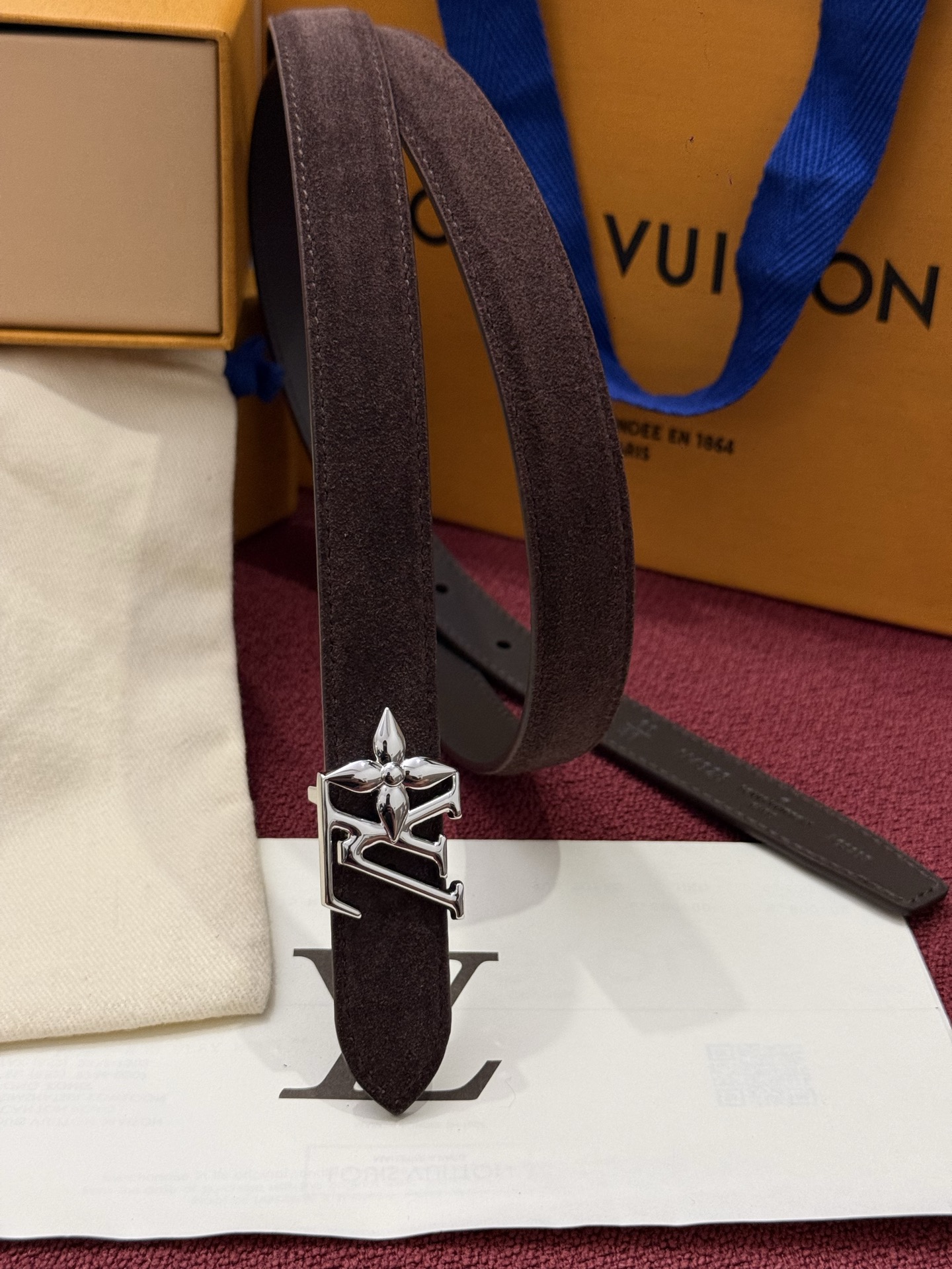 本款 LV Bloom 腰带选用柔软绒面皮革塑造纤长构型，以温婉设计巧妙致意品牌经典元素。LV 字母与尖瓣 Monogr