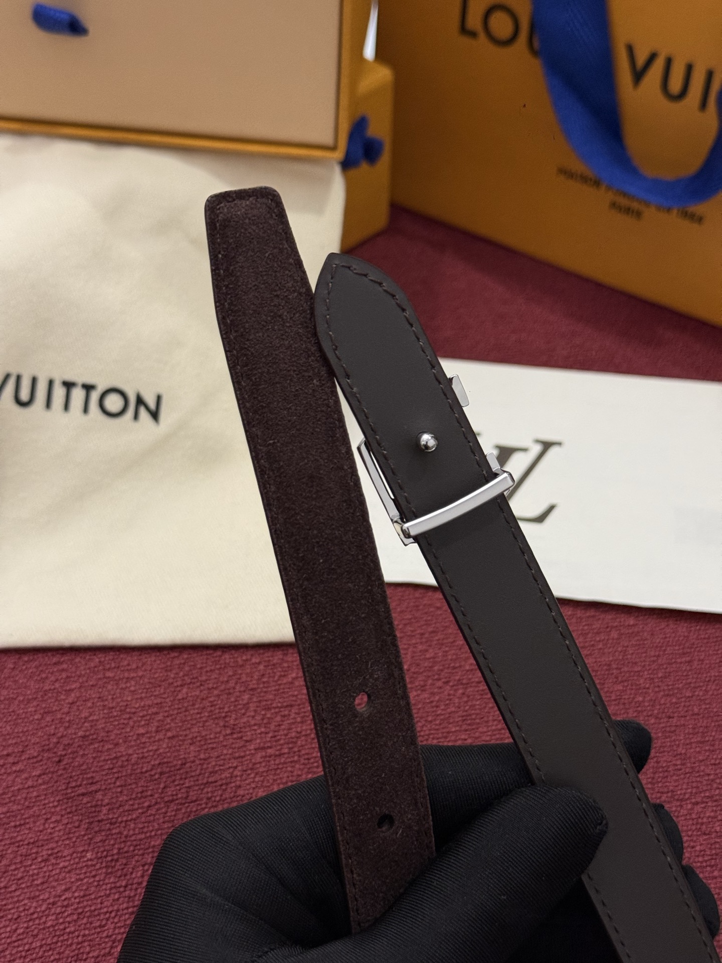 本款 LV Bloom 腰带选用柔软绒面皮革塑造纤长构型，以温婉设计巧妙致意品牌经典元素。LV 字母与尖瓣 Monogr