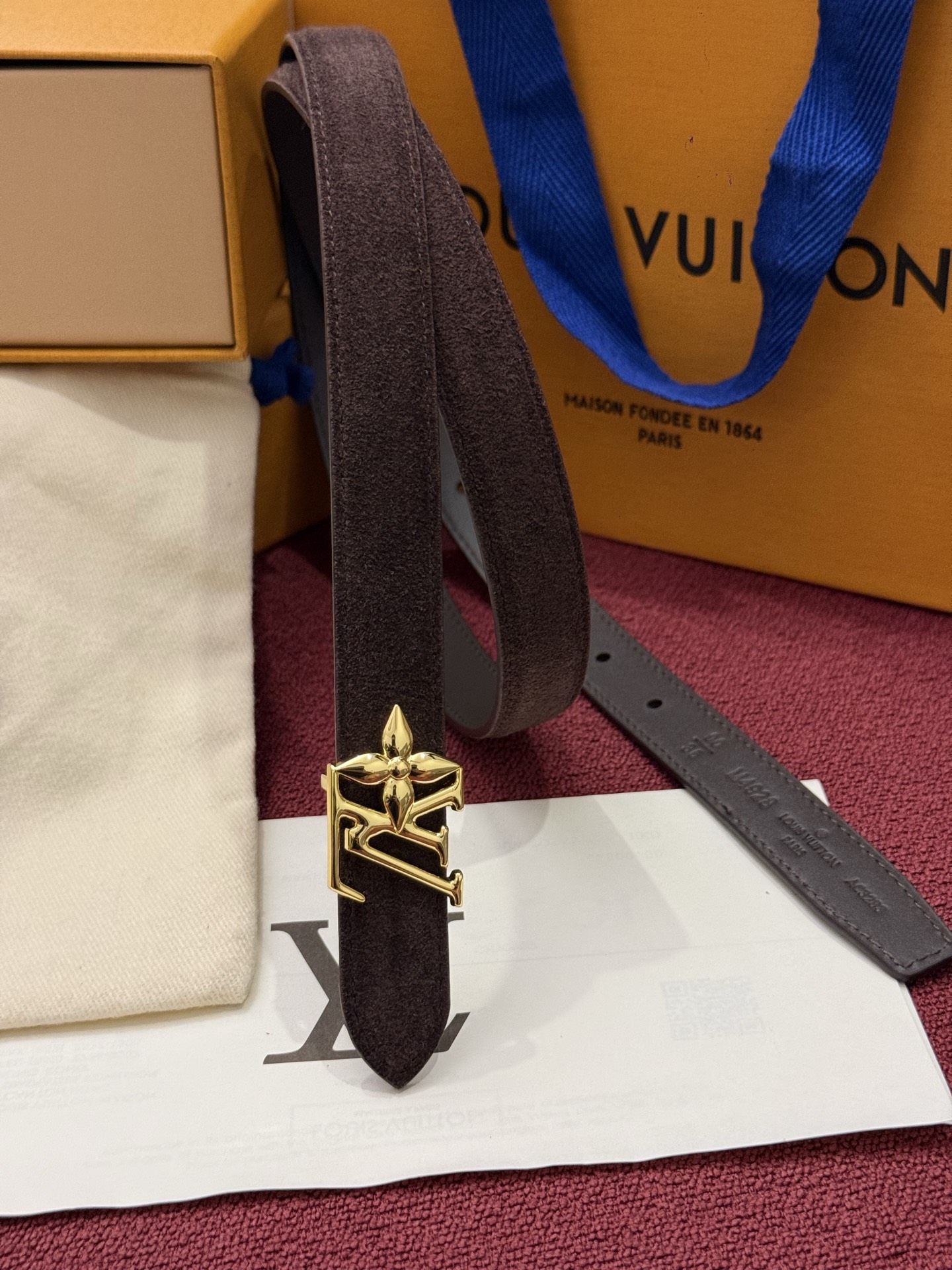 本款 LV Bloom 腰带选用柔软绒面皮革塑造纤长构型，以温婉设计巧妙致意品牌经典元素。LV 字母与尖瓣 Monogr