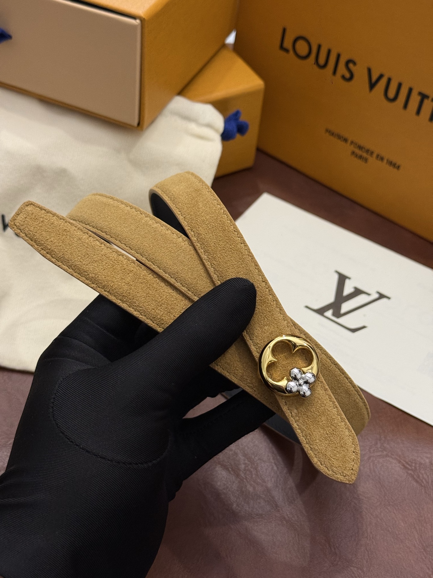 本款 LV Bloom 腰带选用柔软绒面皮革塑造纤长构型,以温婉设计巧妙致意品牌经典元素。LV 字母与尖瓣 Monogr 本款 LV Bloom 腰带选用柔软绒面皮革塑造纤长构型,以温婉设计巧妙致意品牌经典元素。LV 字母与尖瓣 Monogr