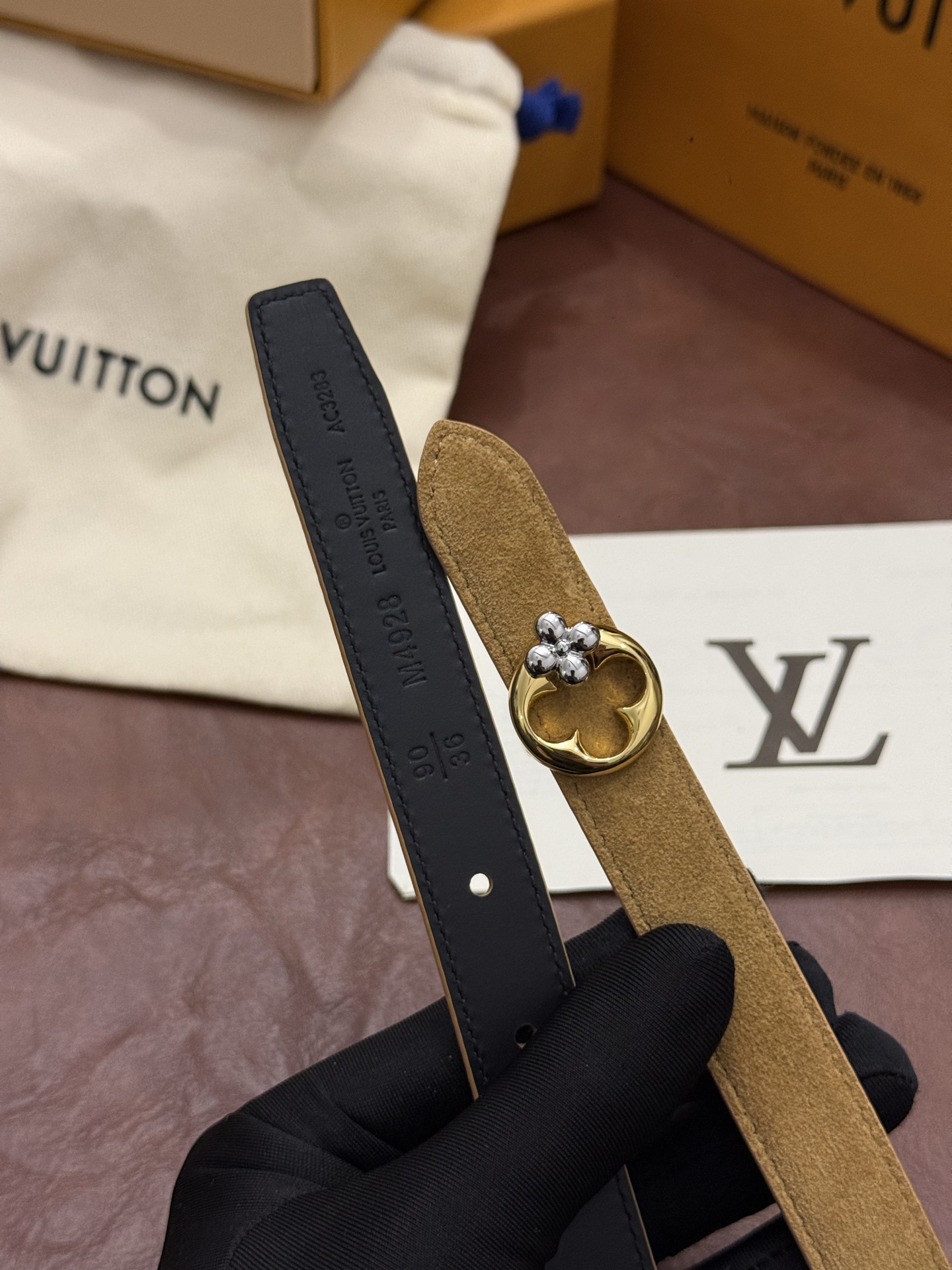 本款 LV Bloom 腰带选用柔软绒面皮革塑造纤长构型，以温婉设计巧妙致意品牌经典元素。LV 字母与尖瓣 Monogr