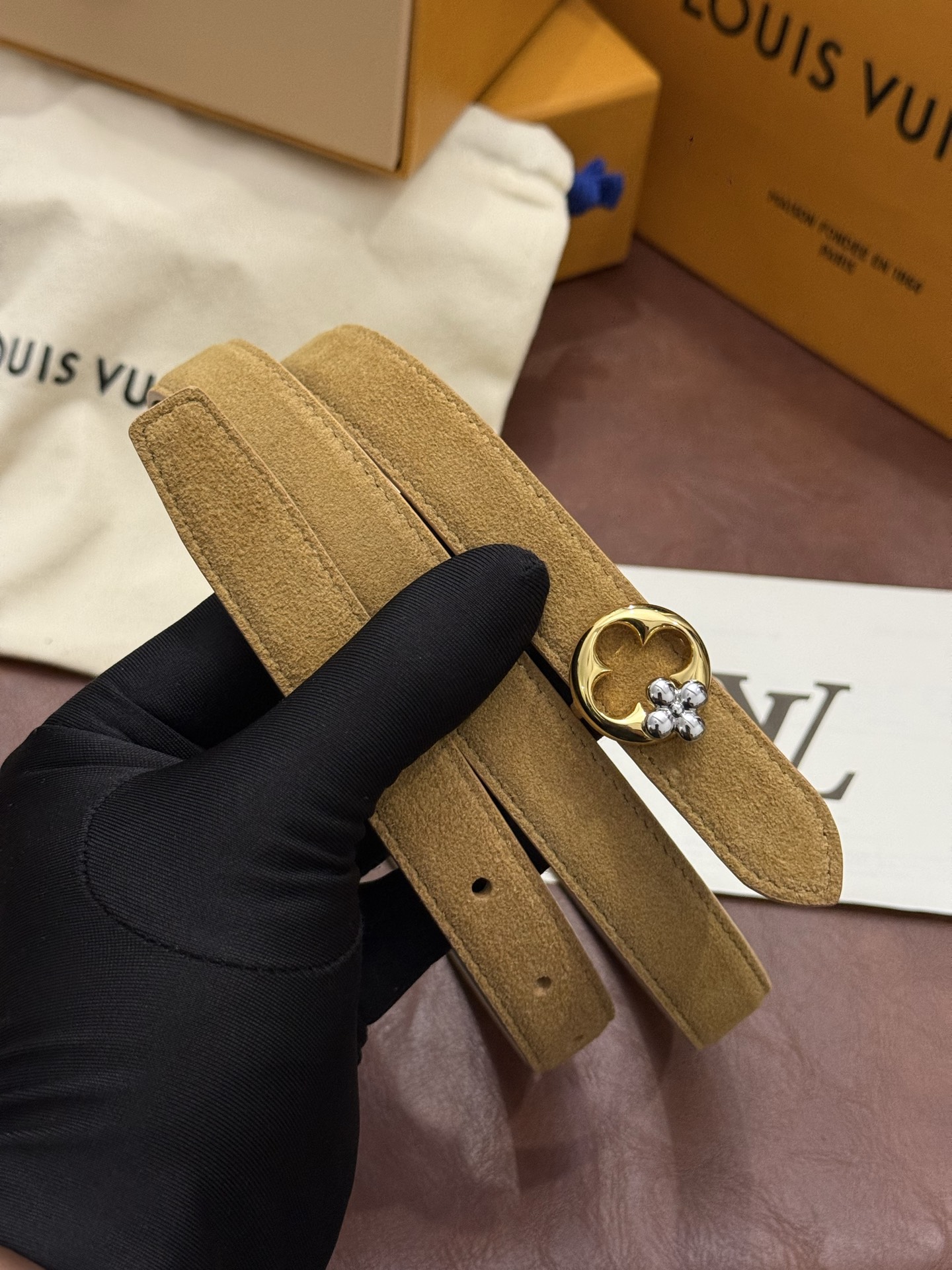 本款 LV Bloom 腰带选用柔软绒面皮革塑造纤长构型，以温婉设计巧妙致意品牌经典元素。LV 字母与尖瓣 Monogr
