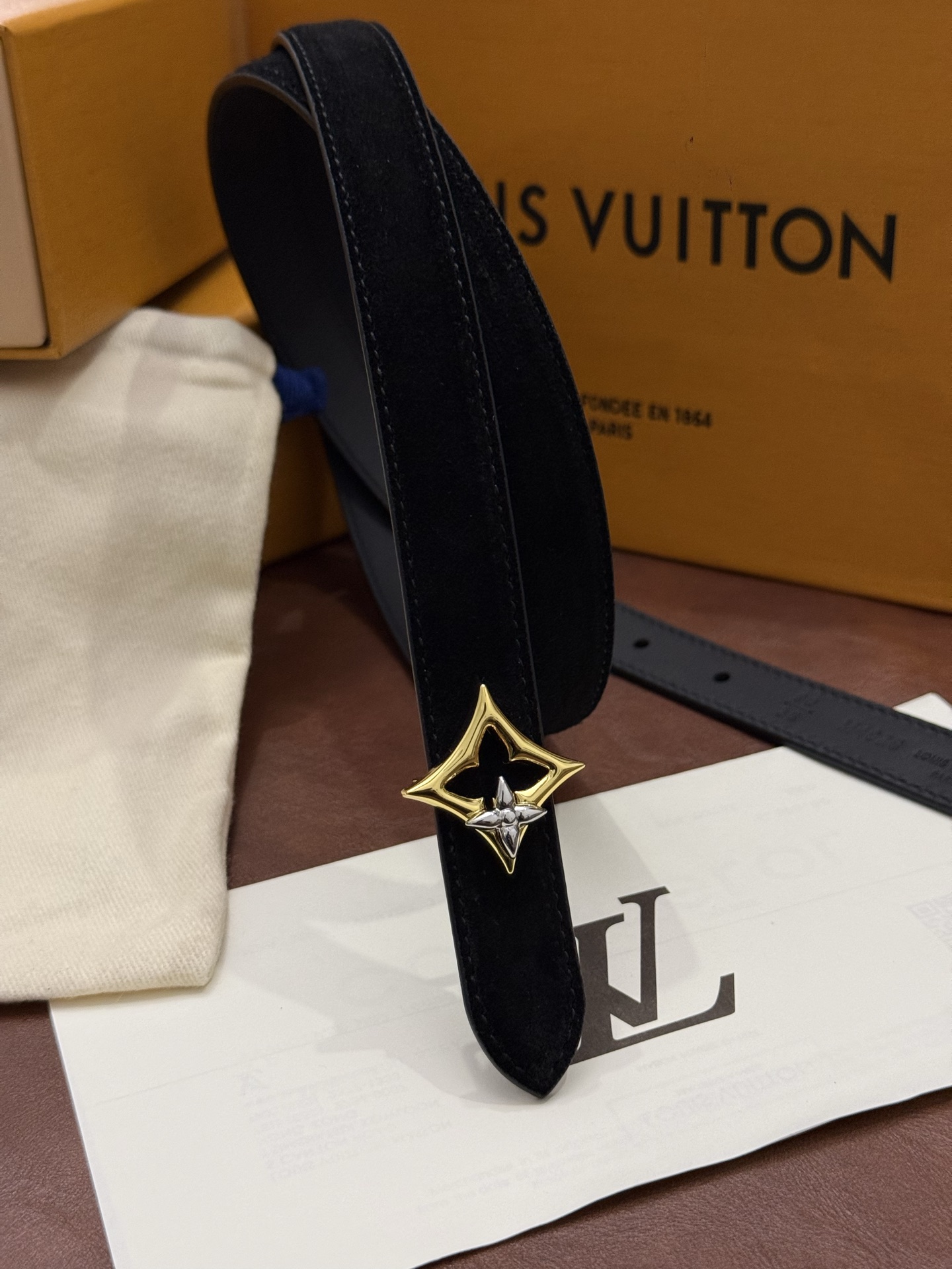 本款 LV Bloom 腰带选用柔软绒面皮革塑造纤长构型，以温婉设计巧妙致意品牌经典元素。LV 字母与尖瓣 Monogr