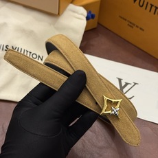 本款 LV Bloom 腰带选用柔软绒面皮革塑造纤长构型,以温婉设计巧妙致意品牌经典元素。LV 字母与尖瓣 Monogr 本款 LV Bloom 腰带选用柔软绒面皮革塑造纤长构型,以温婉设计巧妙致意品牌经典元素。LV 字母与尖瓣 Monogr