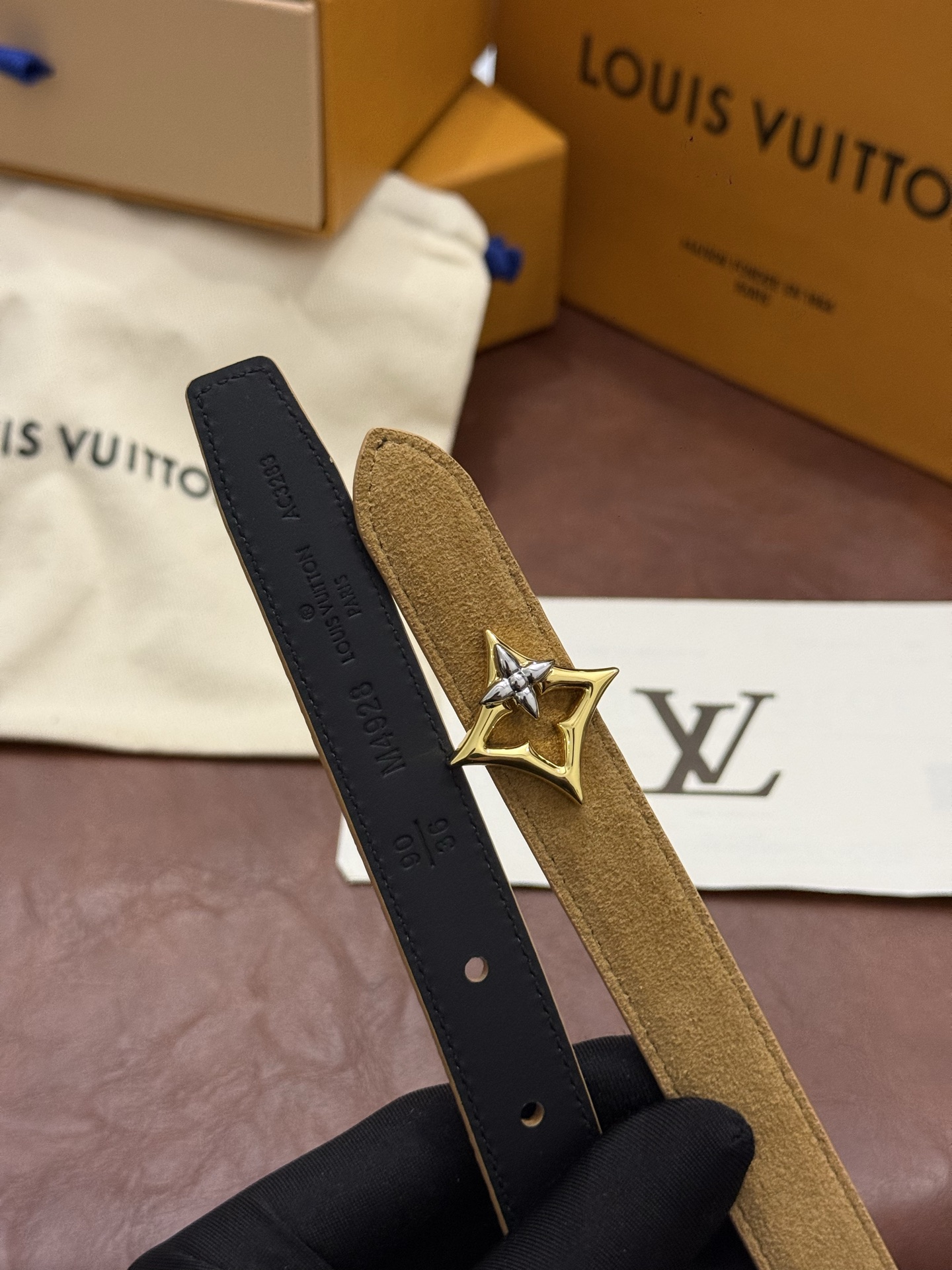 本款 LV Bloom 腰带选用柔软绒面皮革塑造纤长构型，以温婉设计巧妙致意品牌经典元素。LV 字母与尖瓣 Monogr