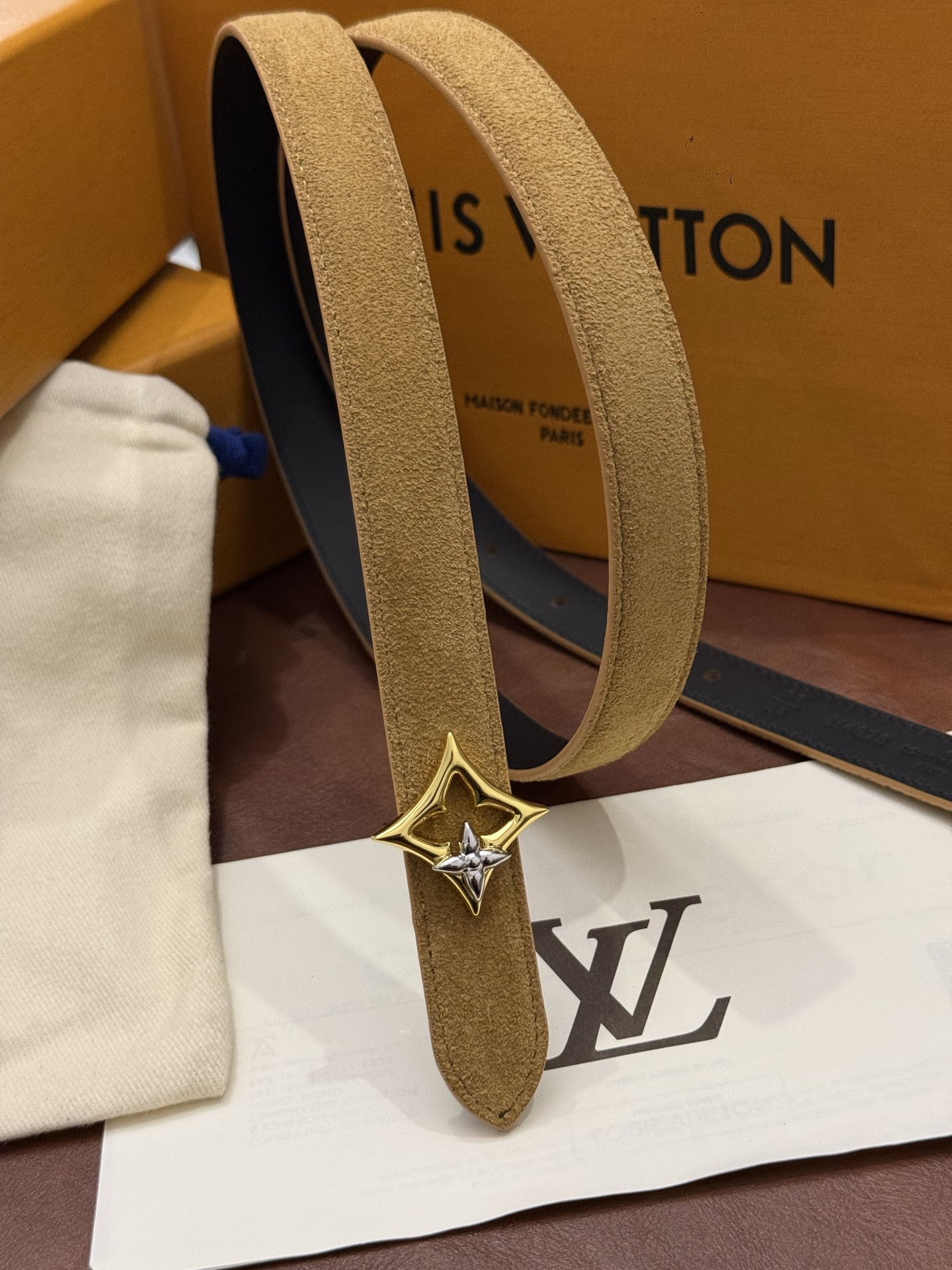 本款 LV Bloom 腰带选用柔软绒面皮革塑造纤长构型，以温婉设计巧妙致意品牌经典元素。LV 字母与尖瓣 Monogr