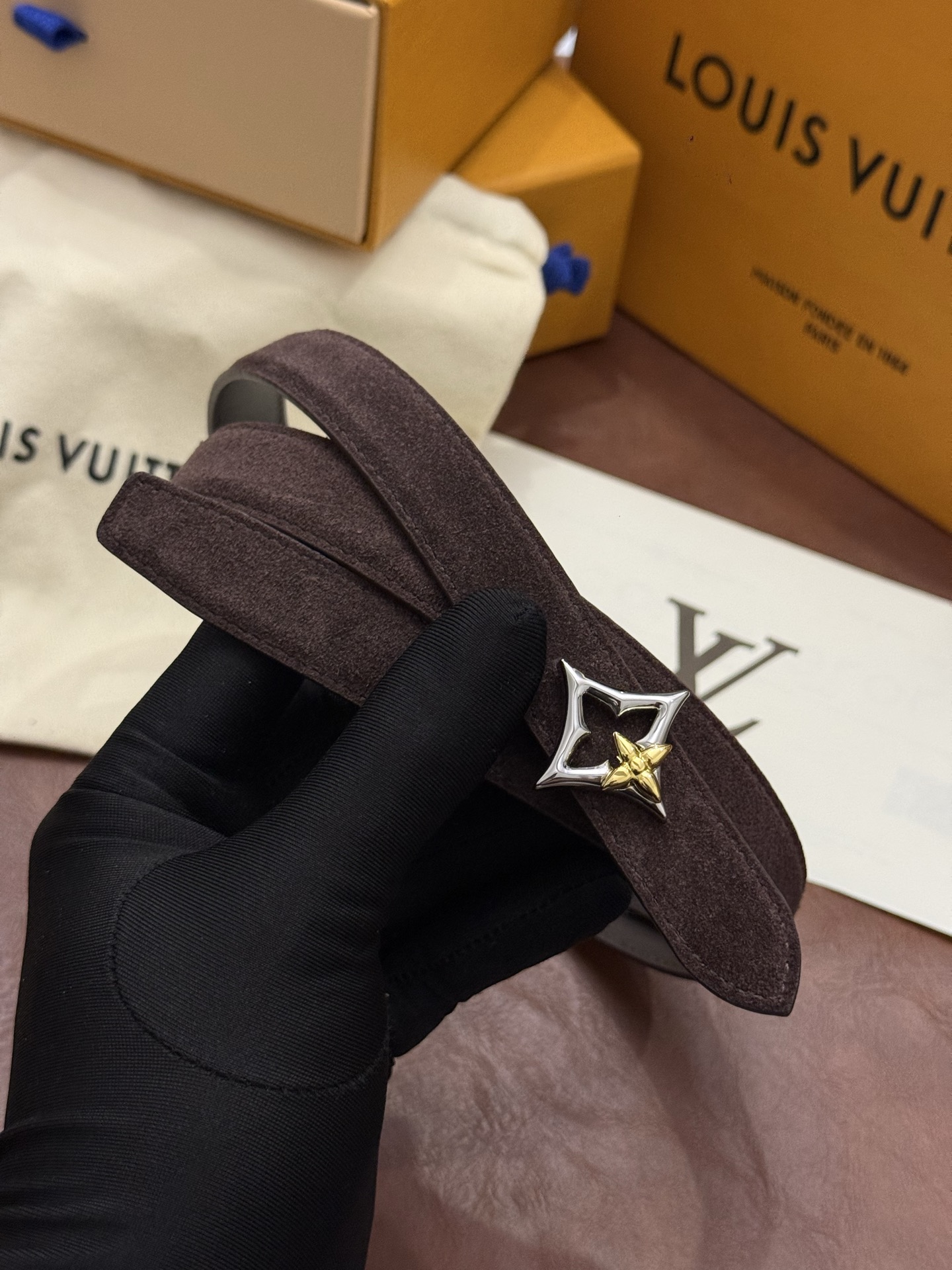 本款 LV Bloom 腰带选用柔软绒面皮革塑造纤长构型,以温婉设计巧妙致意品牌经典元素。LV 字母与尖瓣 Monogr 本款 LV Bloom 腰带选用柔软绒面皮革塑造纤长构型,以温婉设计巧妙致意品牌经典元素。LV 字母与尖瓣 Monogr