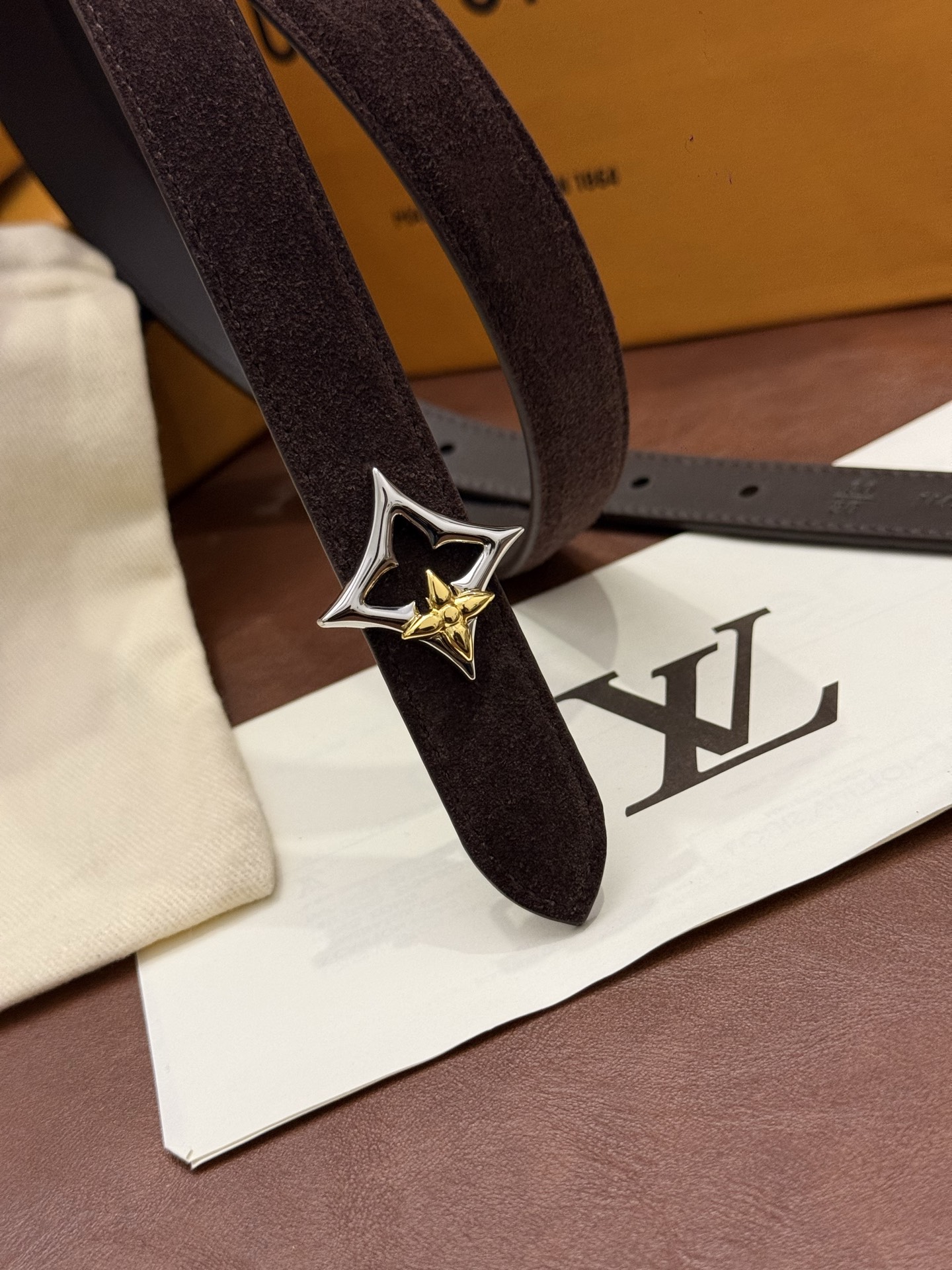 本款 LV Bloom 腰带选用柔软绒面皮革塑造纤长构型，以温婉设计巧妙致意品牌经典元素。LV 字母与尖瓣 Monogr