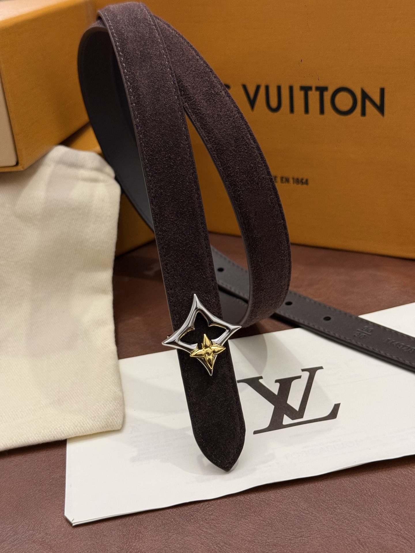 本款 LV Bloom 腰带选用柔软绒面皮革塑造纤长构型，以温婉设计巧妙致意品牌经典元素。LV 字母与尖瓣 Monogr