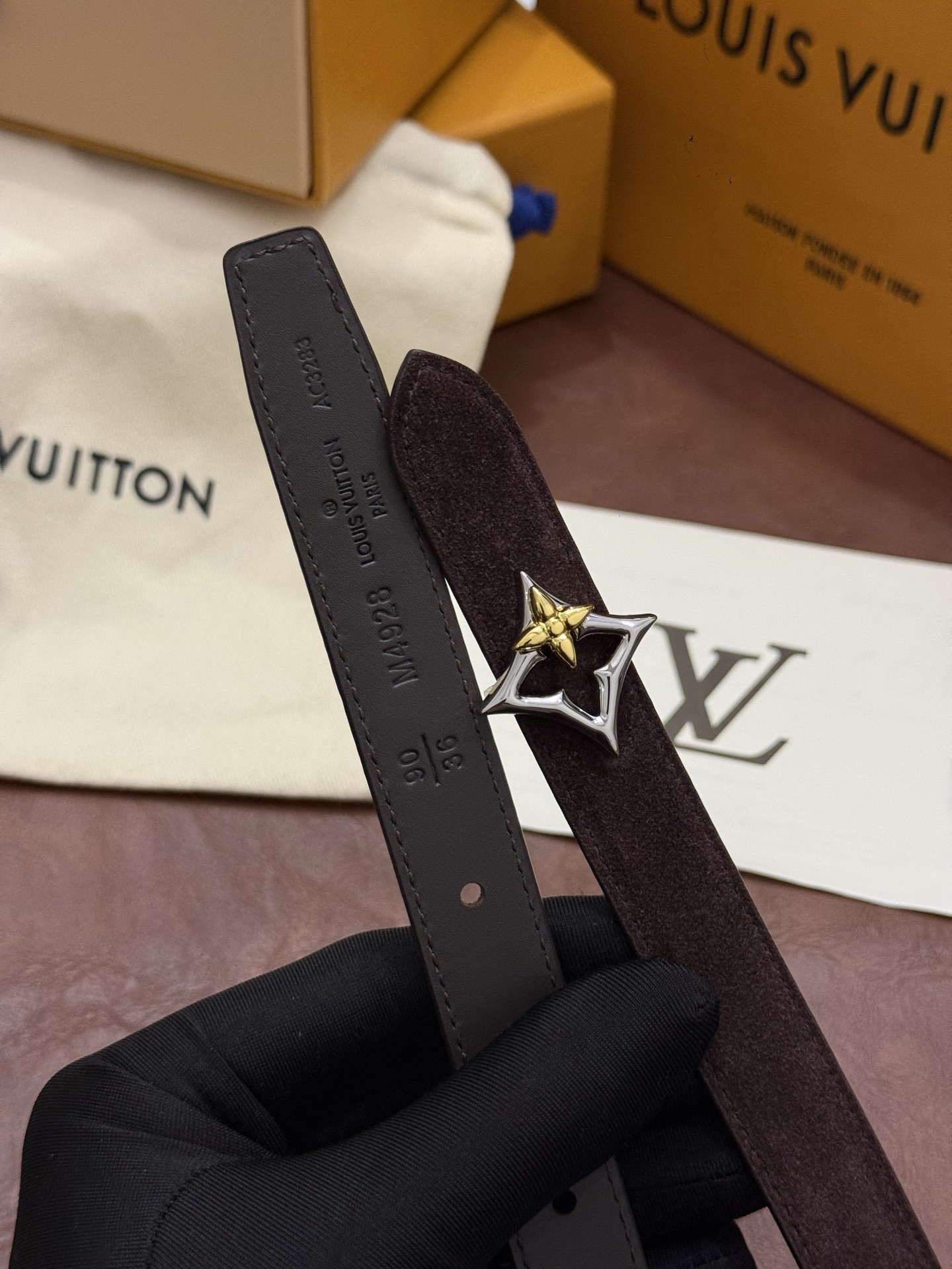 本款 LV Bloom 腰带选用柔软绒面皮革塑造纤长构型，以温婉设计巧妙致意品牌经典元素。LV 字母与尖瓣 Monogr
