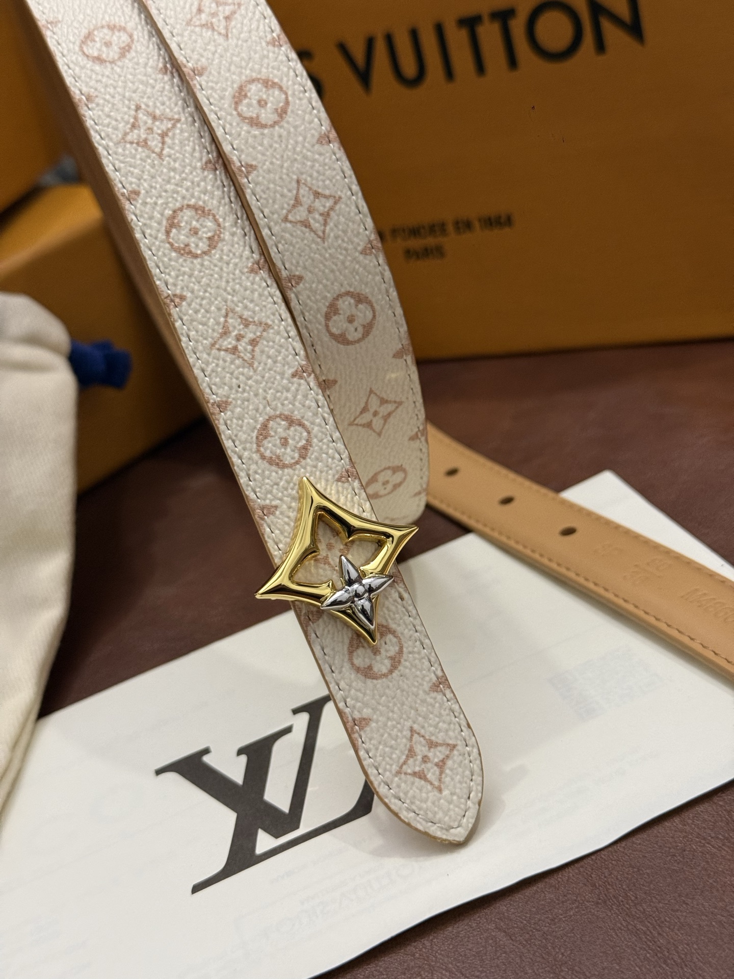 2.0 LV Bloom腰带势必成为路易威登的经典之作。其夺人眼球的扣环巧妙融合了LV标识与Monogram花卉图案的元