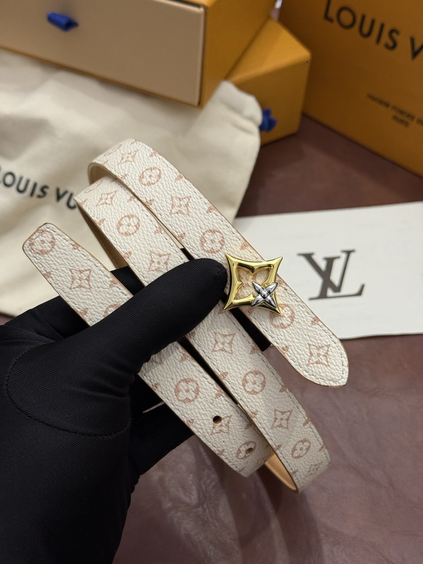 2.0 LV Bloom腰带势必成为路易威登的经典之作。其夺人眼球的扣环巧妙融合了LV标识与Monogram花卉图案的元