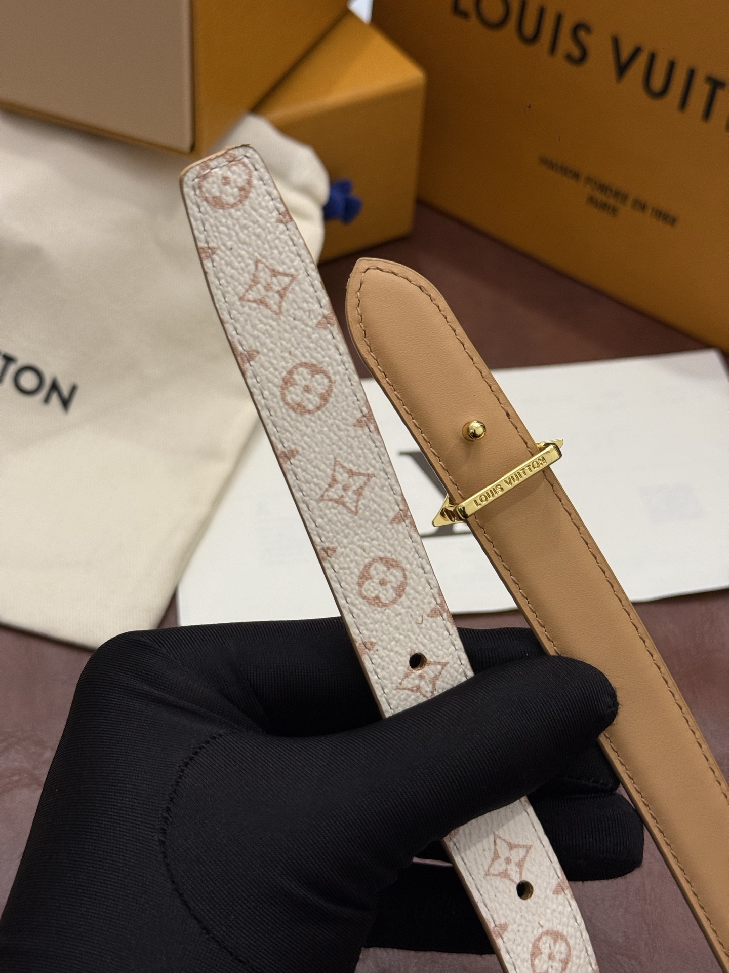 2.0 LV Bloom腰带势必成为路易威登的经典之作。其夺人眼球的扣环巧妙融合了LV标识与Monogram花卉图案的元