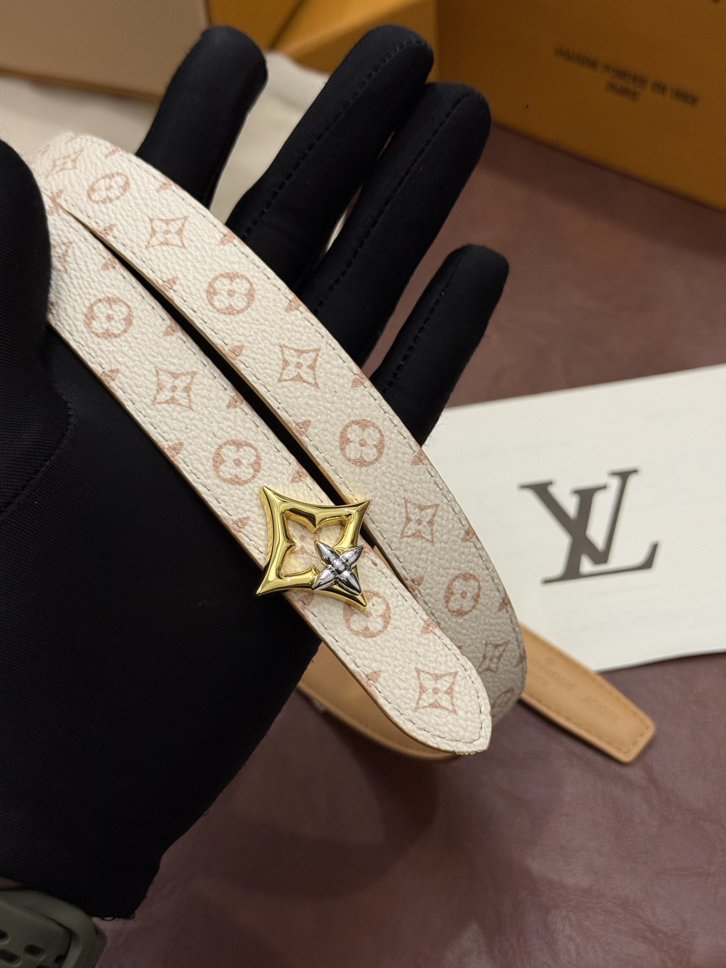 2.0 LV Bloom腰带势必成为路易威登的经典之作。其夺人眼球的扣环巧妙融合了LV标识与Monogram花卉图案的元