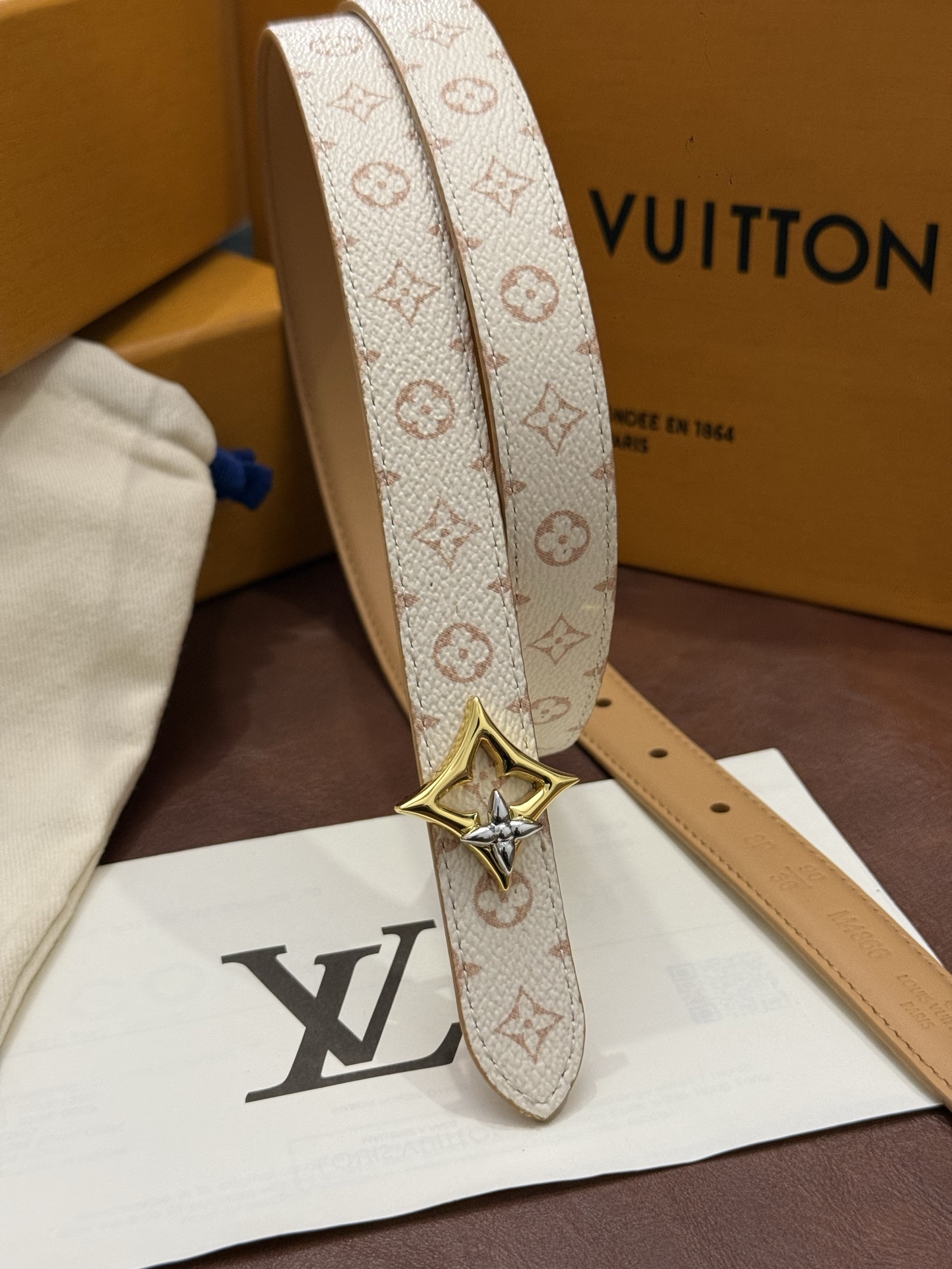 2.0 LV Bloom腰带势必成为路易威登的经典之作。其夺人眼球的扣环巧妙融合了LV标识与Monogram花卉图案的元