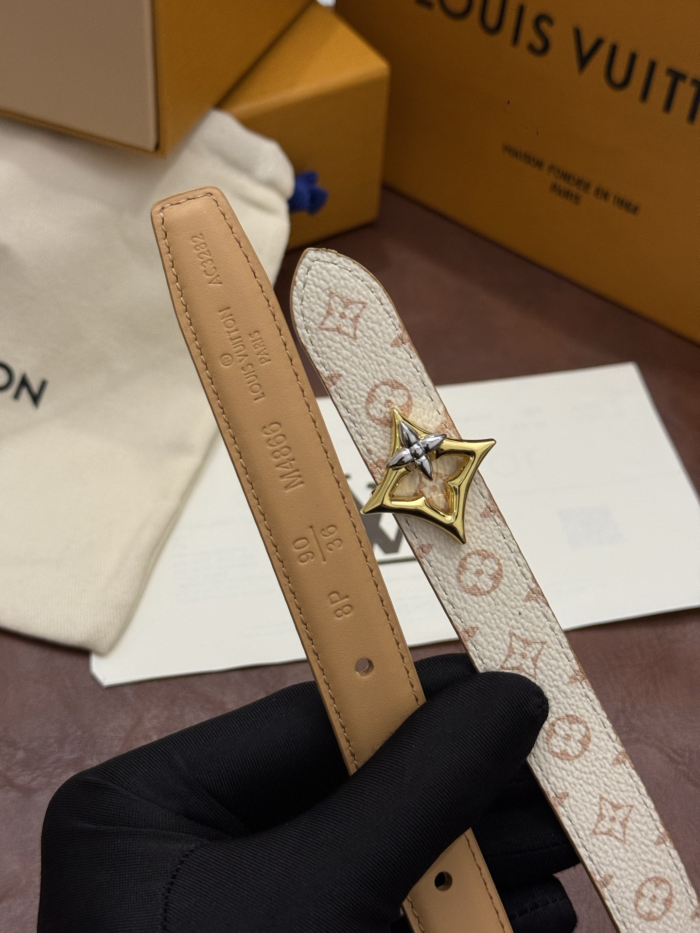 2.0 LV Bloom腰带势必成为路易威登的经典之作。其夺人眼球的扣环巧妙融合了LV标识与Monogram花卉图案的元