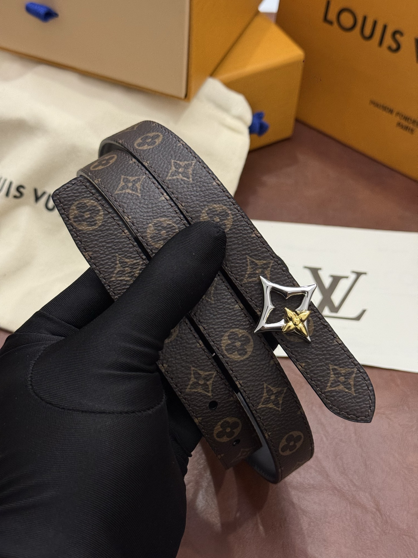 2.0 LV Bloom腰带势必成为路易威登的经典之作。其夺人眼球的扣环巧妙融合了LV标识与Monogram花卉图案的元