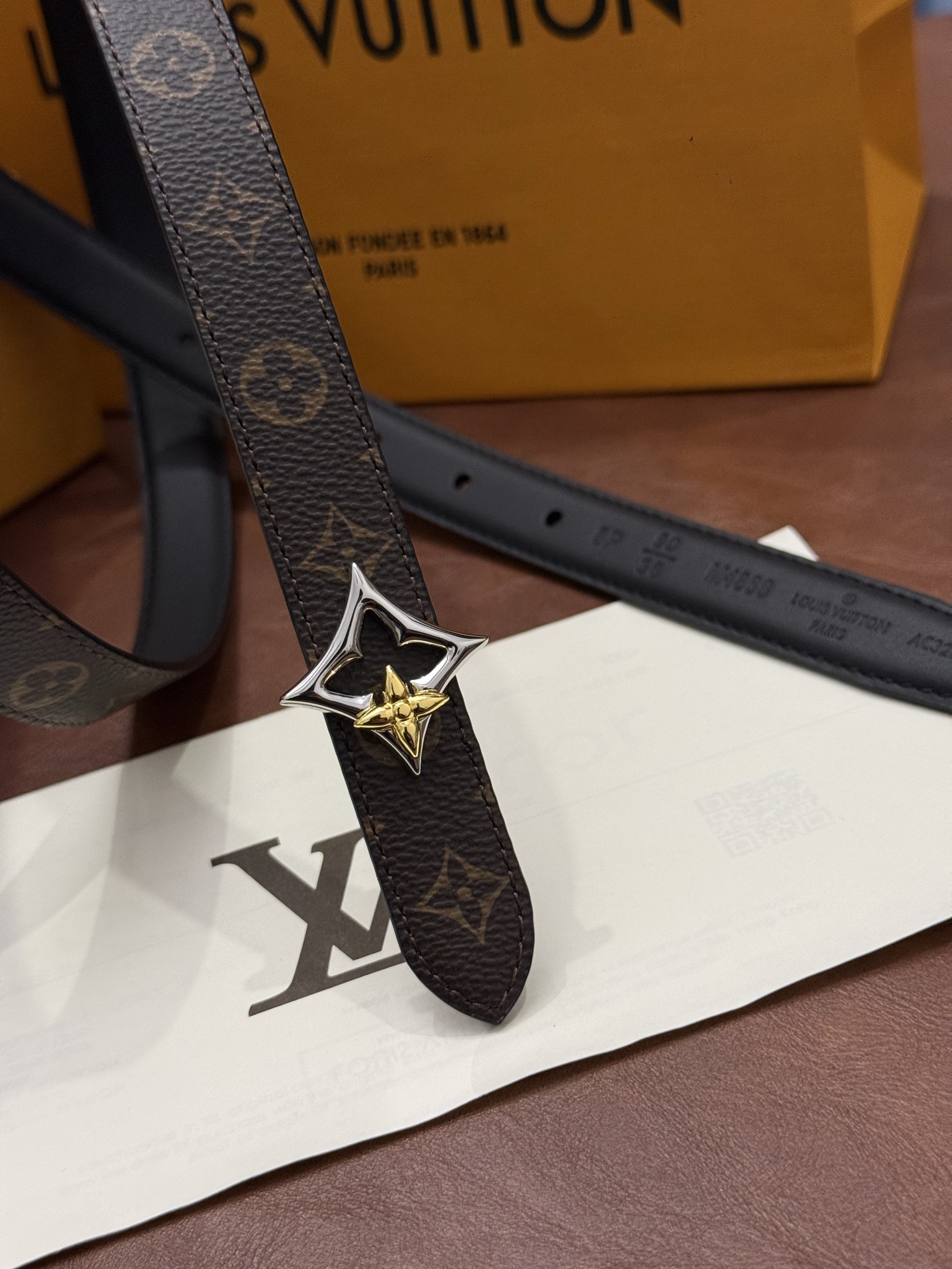 2.0 LV Bloom腰带势必成为路易威登的经典之作。其夺人眼球的扣环巧妙融合了LV标识与Monogram花卉图案的元