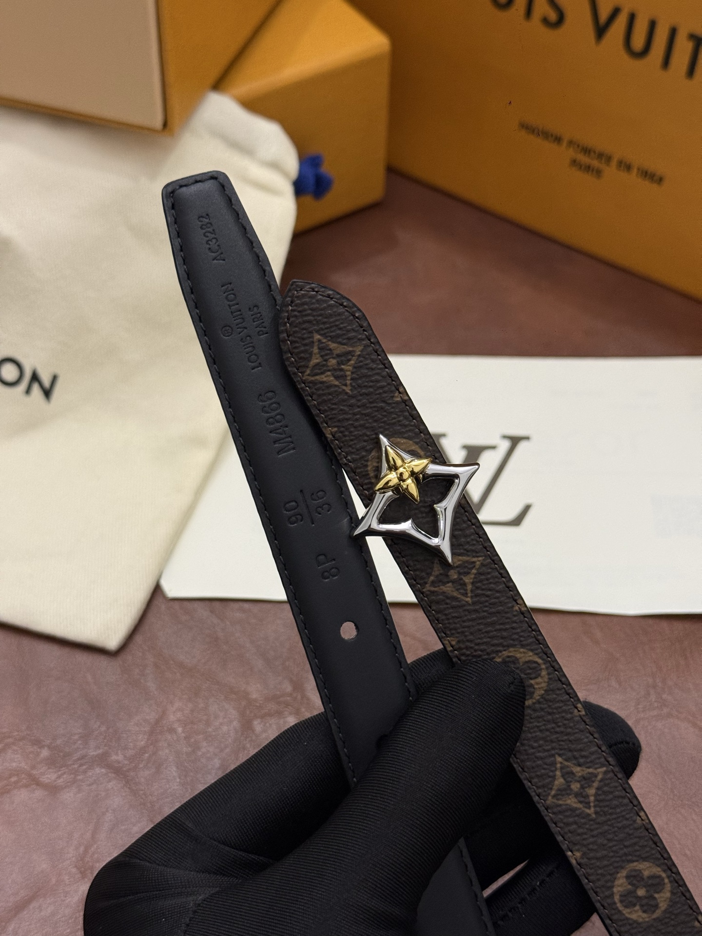 2.0 LV Bloom腰带势必成为路易威登的经典之作。其夺人眼球的扣环巧妙融合了LV标识与Monogram花卉图案的元