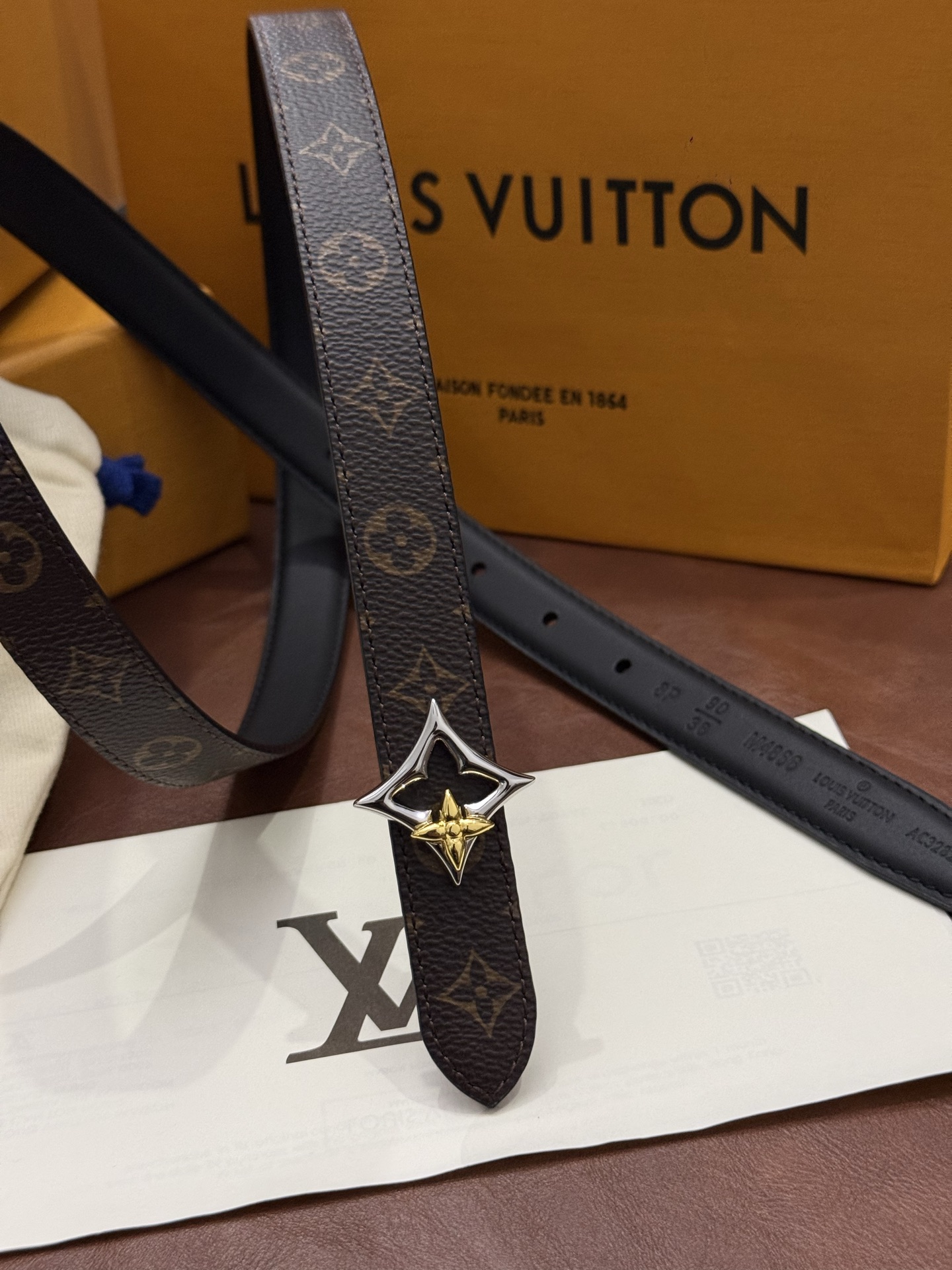 2.0 LV Bloom腰带势必成为路易威登的经典之作。其夺人眼球的扣环巧妙融合了LV标识与Monogram花卉图案的元