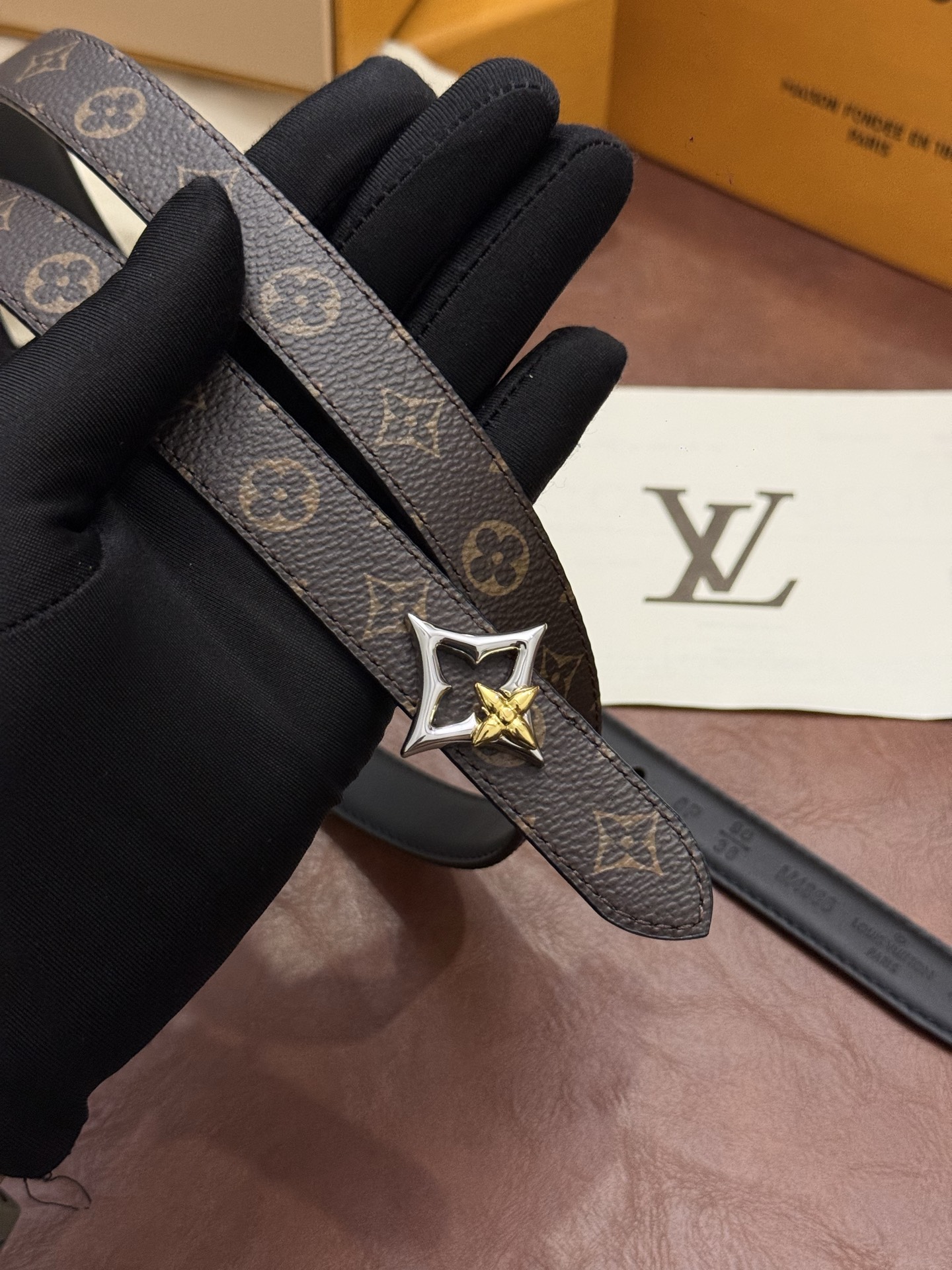 2.0 LV Bloom腰带势必成为路易威登的经典之作。其夺人眼球的扣环巧妙融合了LV标识与Monogram花卉图案的元