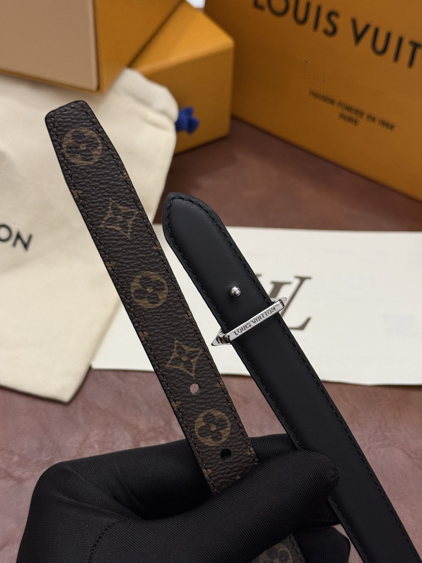 2.0 LV Bloom腰带势必成为路易威登的经典之作。其夺人眼球的扣环巧妙融合了LV标识与Monogram花卉图案的元