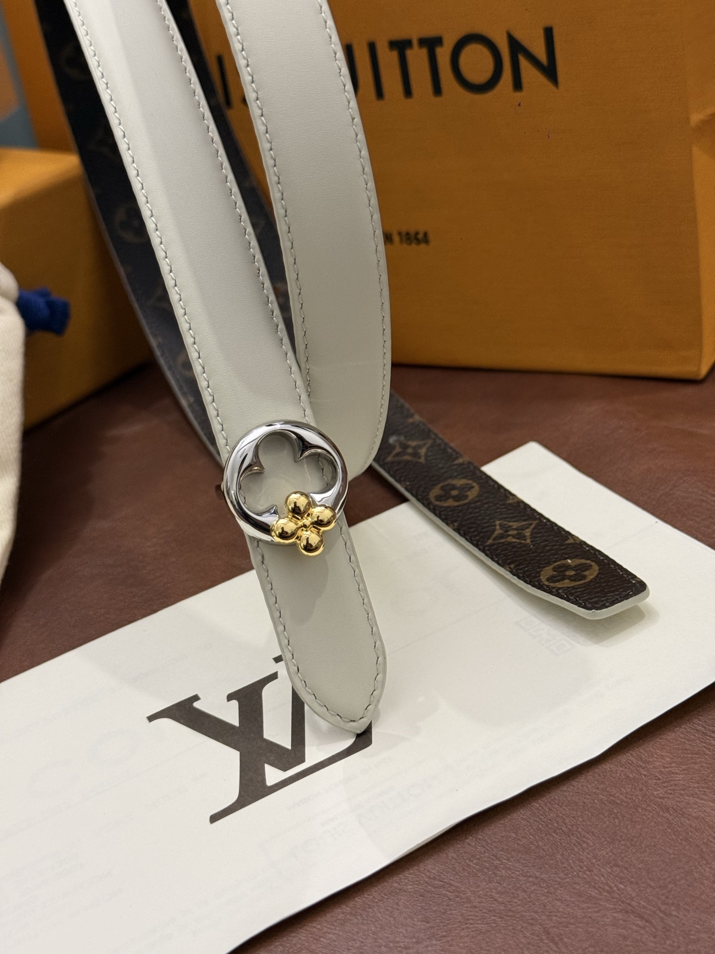 2.0 LV Bloom腰带势必成为路易威登的经典之作。其夺人眼球的扣环巧妙融合了LV标识与Monogram花卉图案的元