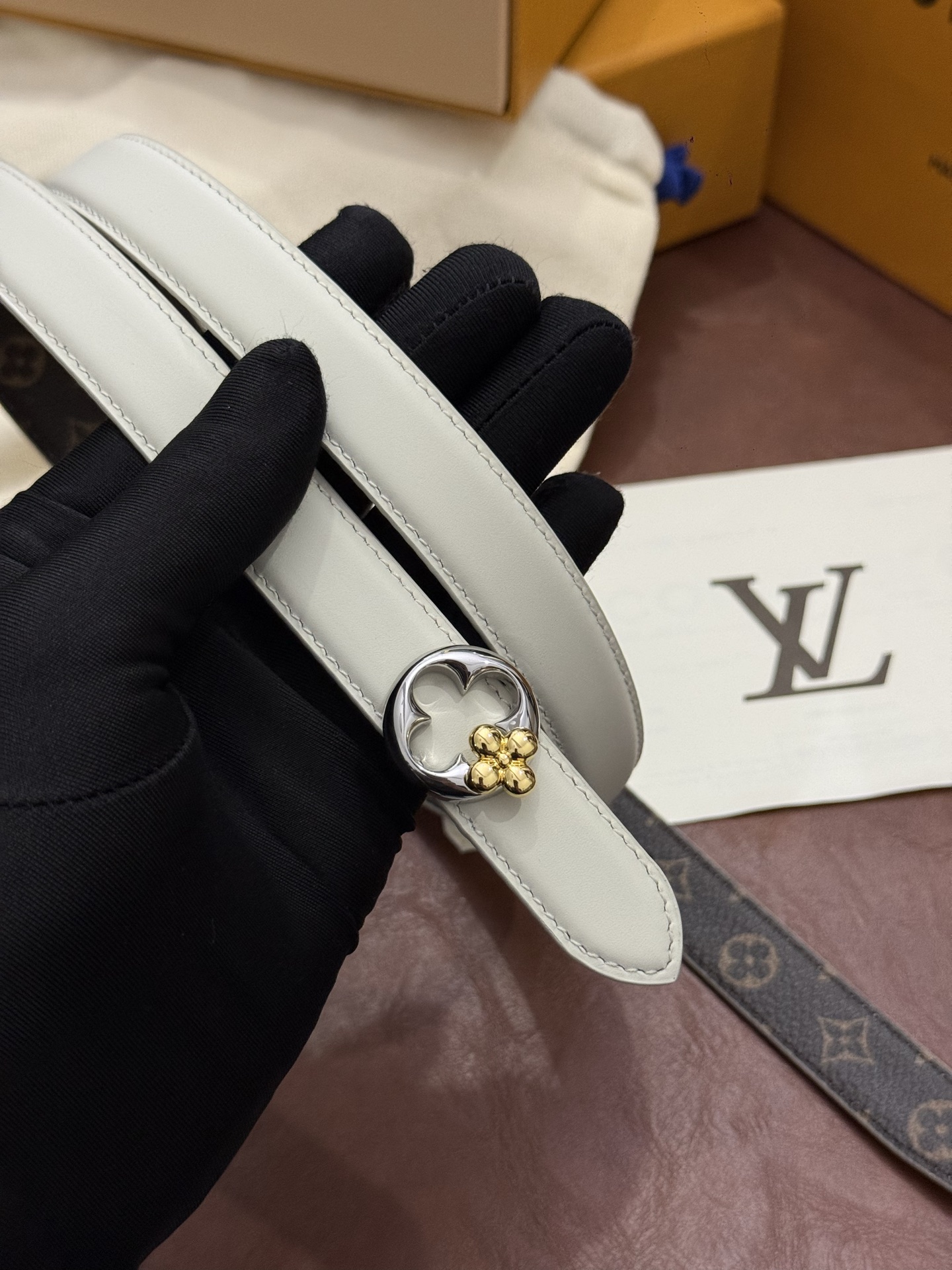 2.0 LV Bloom腰带势必成为路易威登的经典之作。其夺人眼球的扣环巧妙融合了LV标识与Monogram花卉图案的元