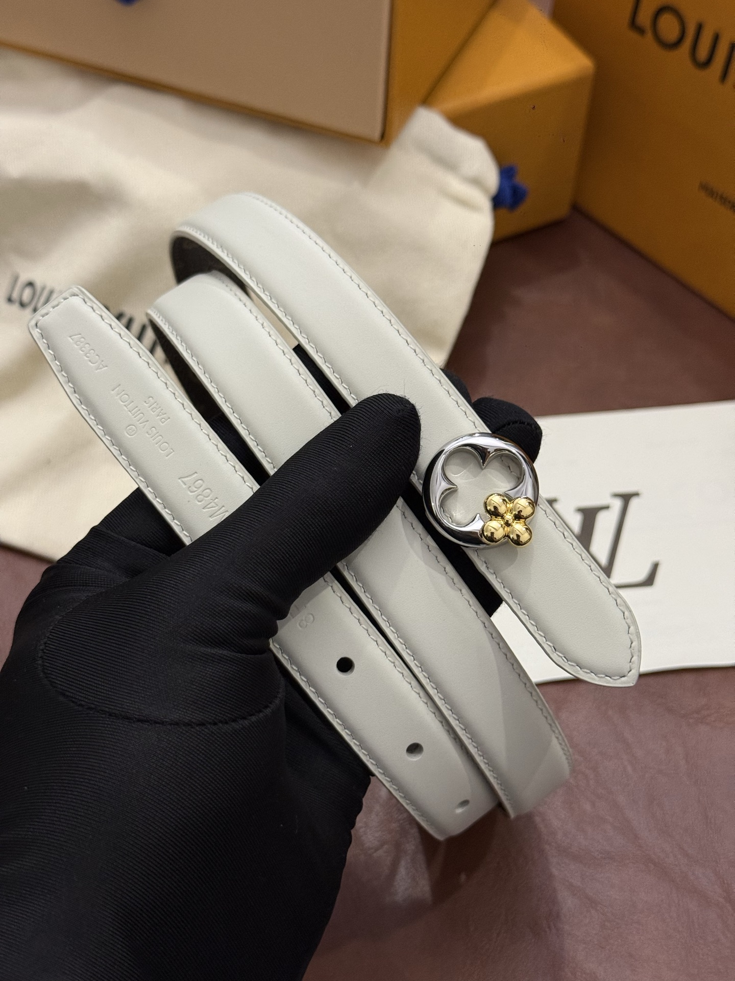 2.0 LV Bloom腰带势必成为路易威登的经典之作。其夺人眼球的扣环巧妙融合了LV标识与Monogram花卉图案的元