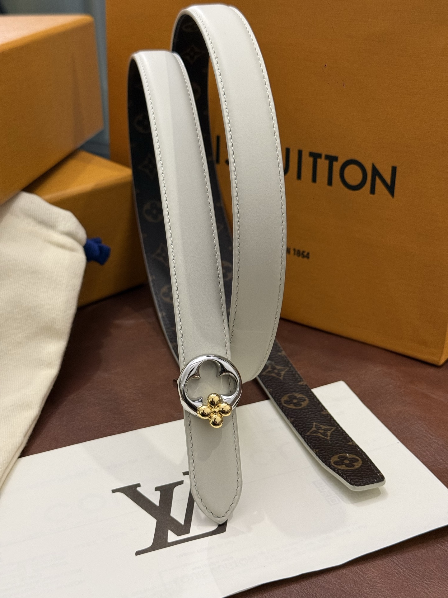 2.0 LV Bloom腰带势必成为路易威登的经典之作。其夺人眼球的扣环巧妙融合了LV标识与Monogram花卉图案的元