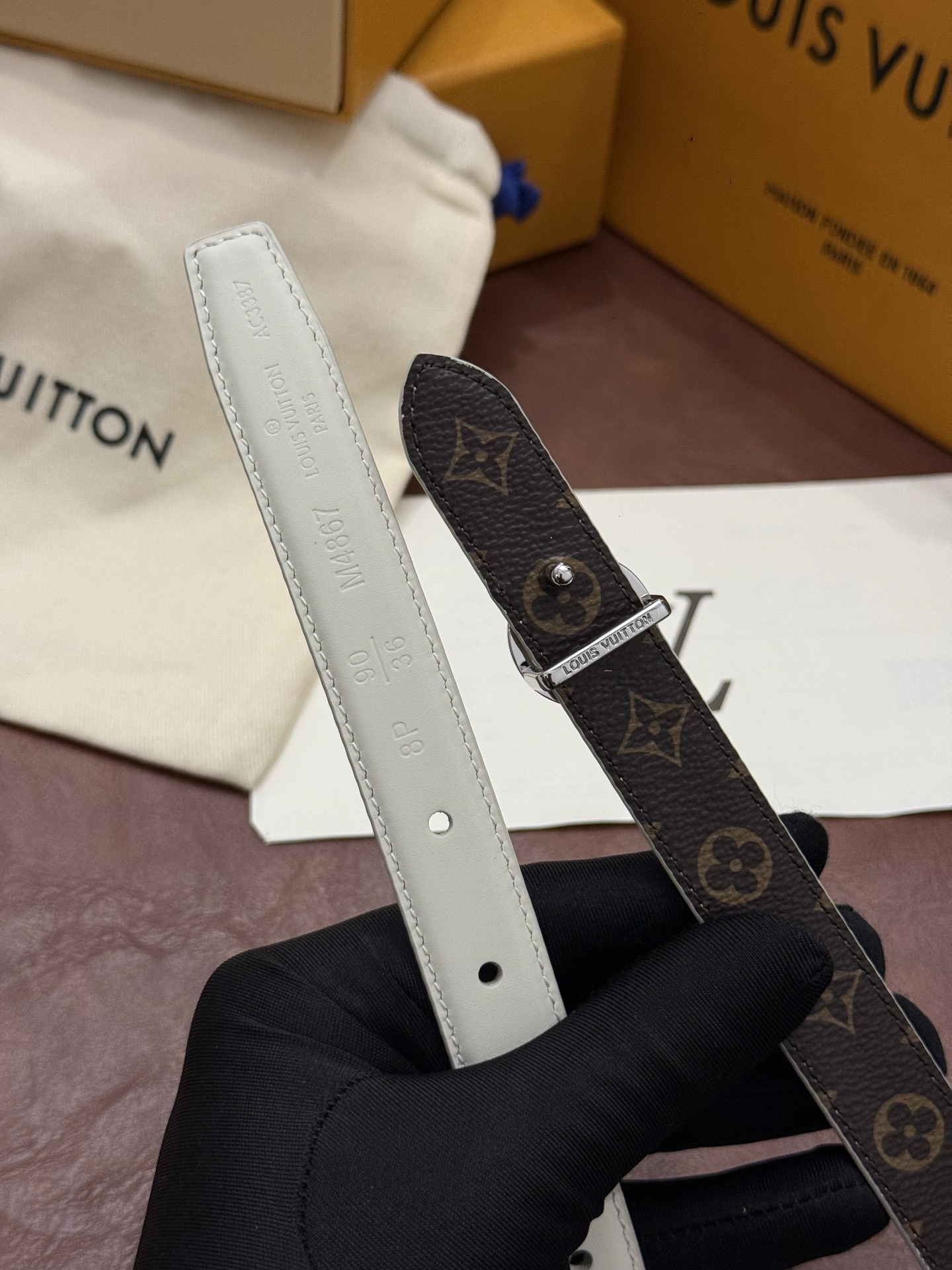 2.0 LV Bloom腰带势必成为路易威登的经典之作。其夺人眼球的扣环巧妙融合了LV标识与Monogram花卉图案的元