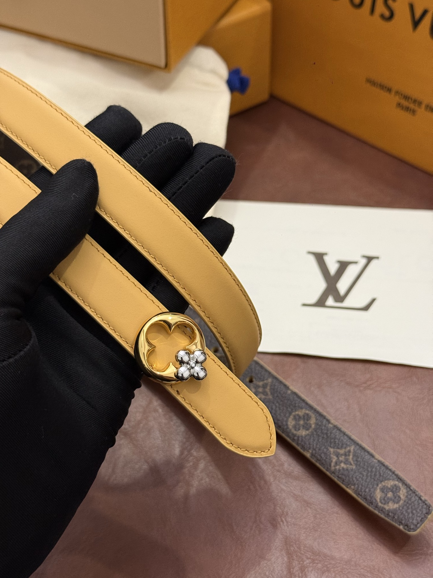 2.0 LV Bloom腰带势必成为路易威登的经典之作。其夺人眼球的扣环巧妙融合了LV标识与Monogram花卉图案的元