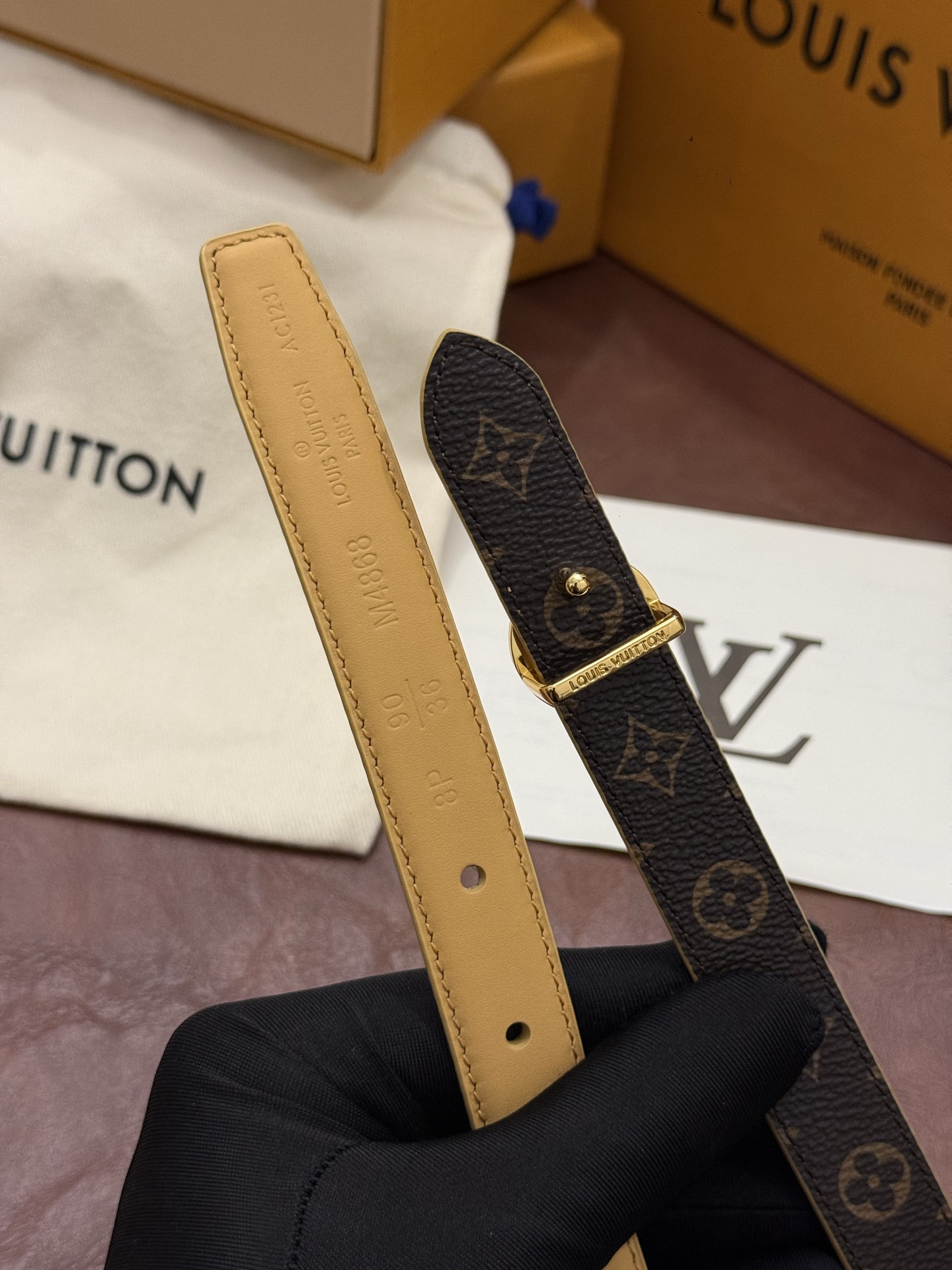 2.0 LV Bloom腰带势必成为路易威登的经典之作。其夺人眼球的扣环巧妙融合了LV标识与Monogram花卉图案的元