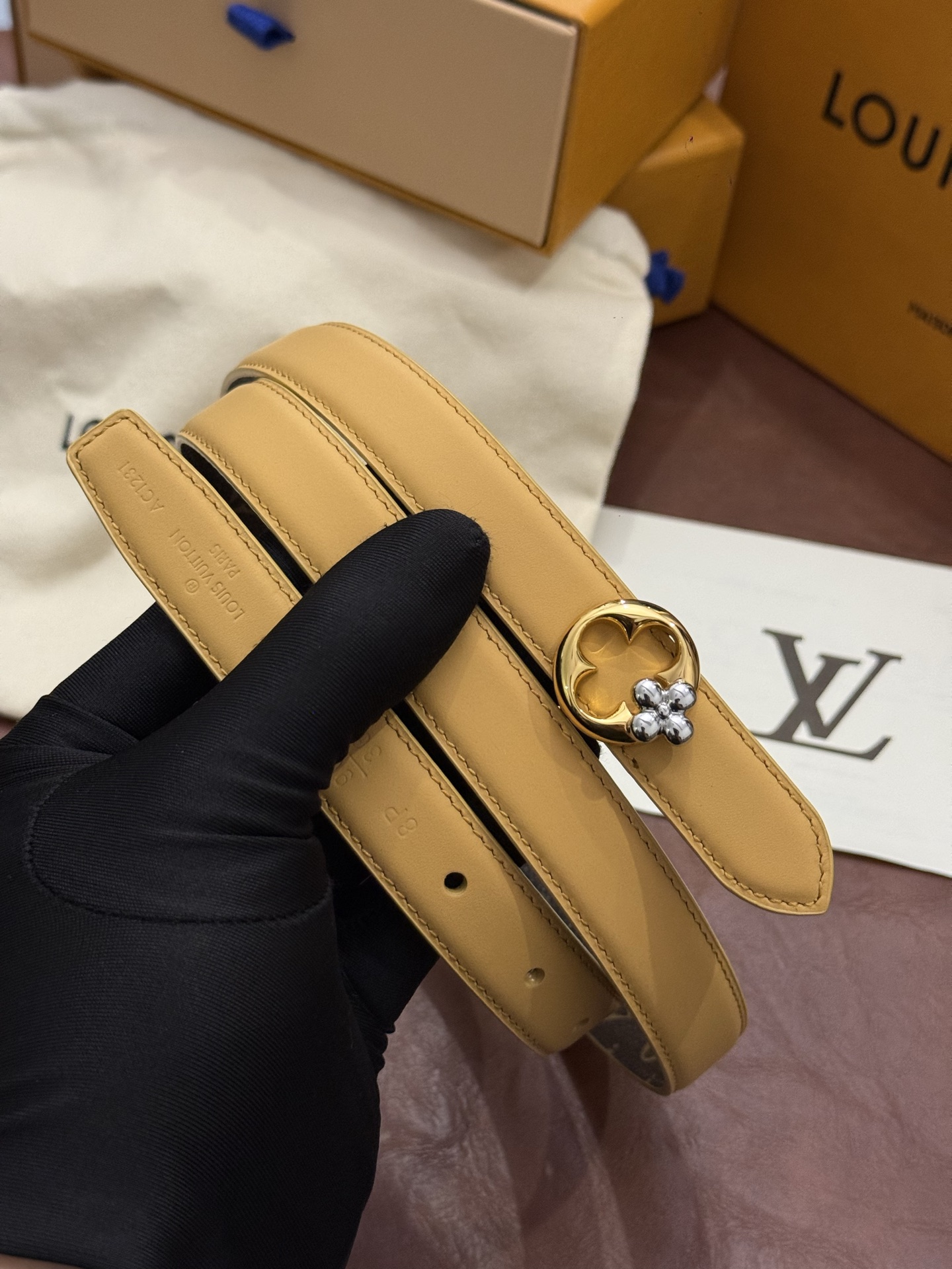 2.0 LV Bloom腰带势必成为路易威登的经典之作。其夺人眼球的扣环巧妙融合了LV标识与Monogram花卉图案的元