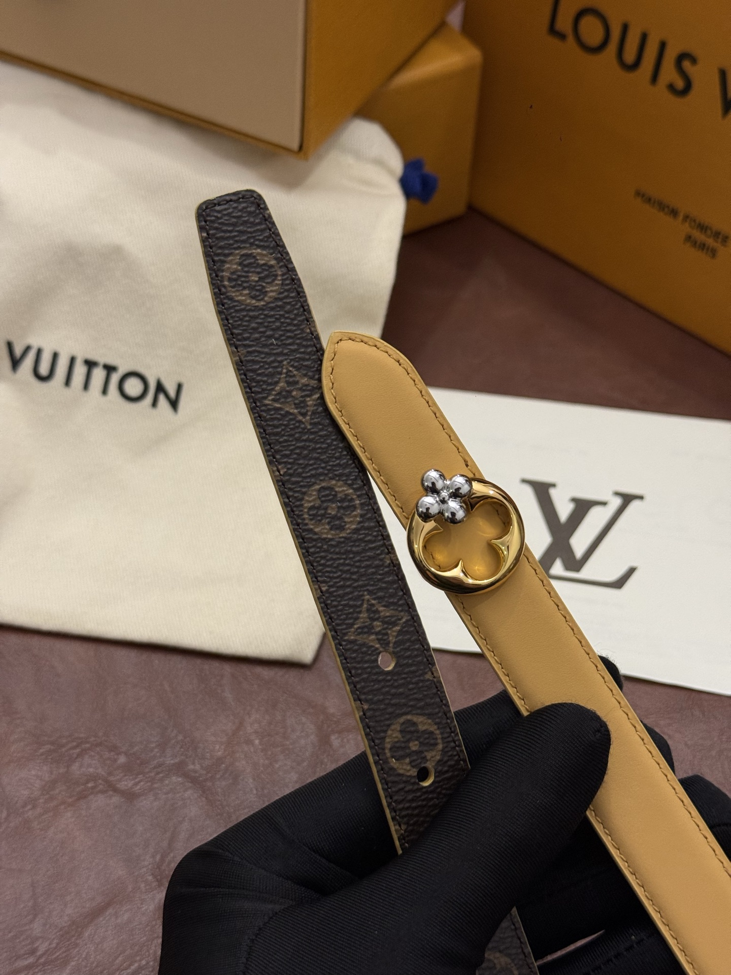 2.0 LV Bloom腰带势必成为路易威登的经典之作。其夺人眼球的扣环巧妙融合了LV标识与Monogram花卉图案的元