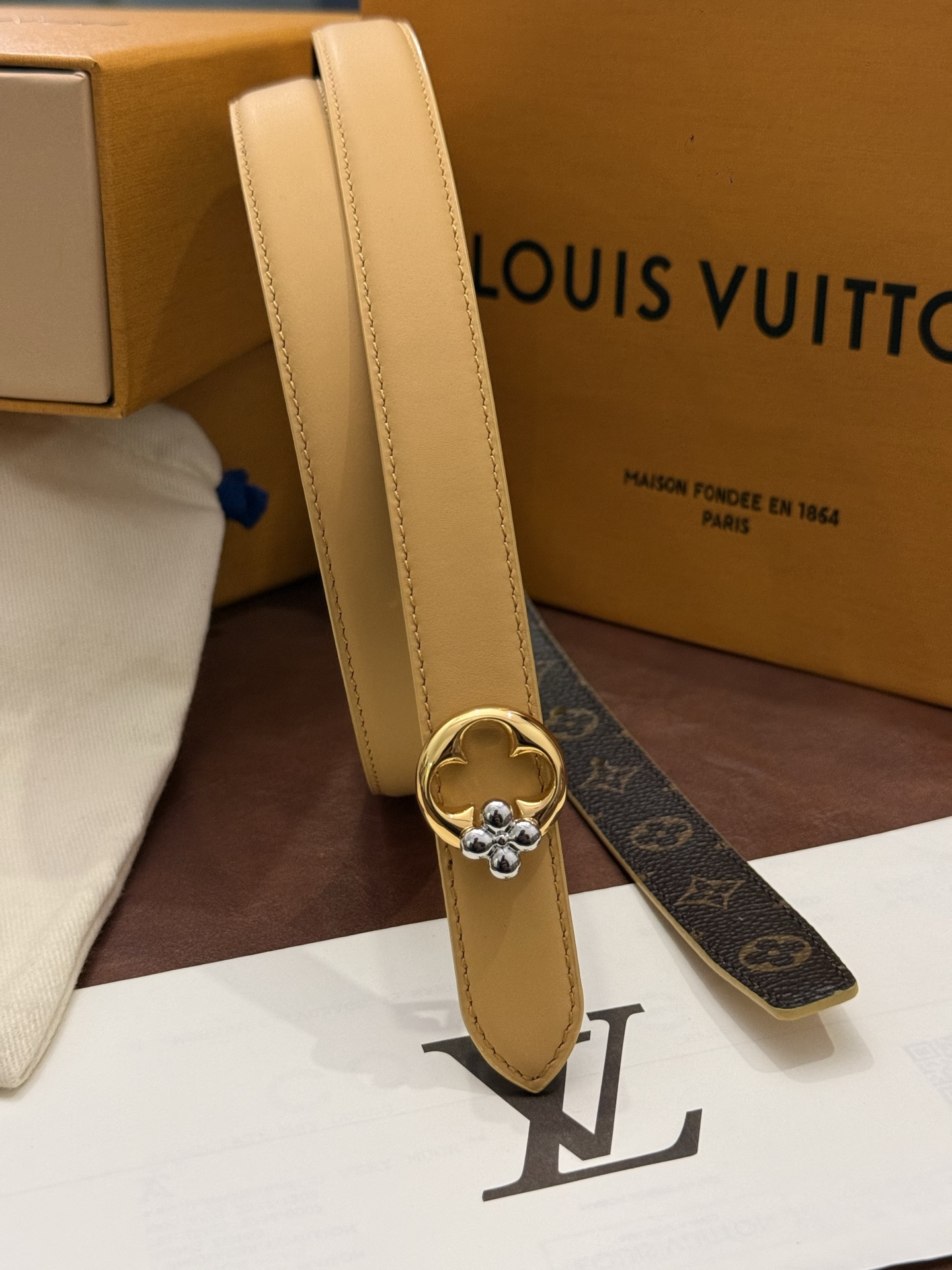 2.0 LV Bloom腰带势必成为路易威登的经典之作。其夺人眼球的扣环巧妙融合了LV标识与Monogram花卉图案的元