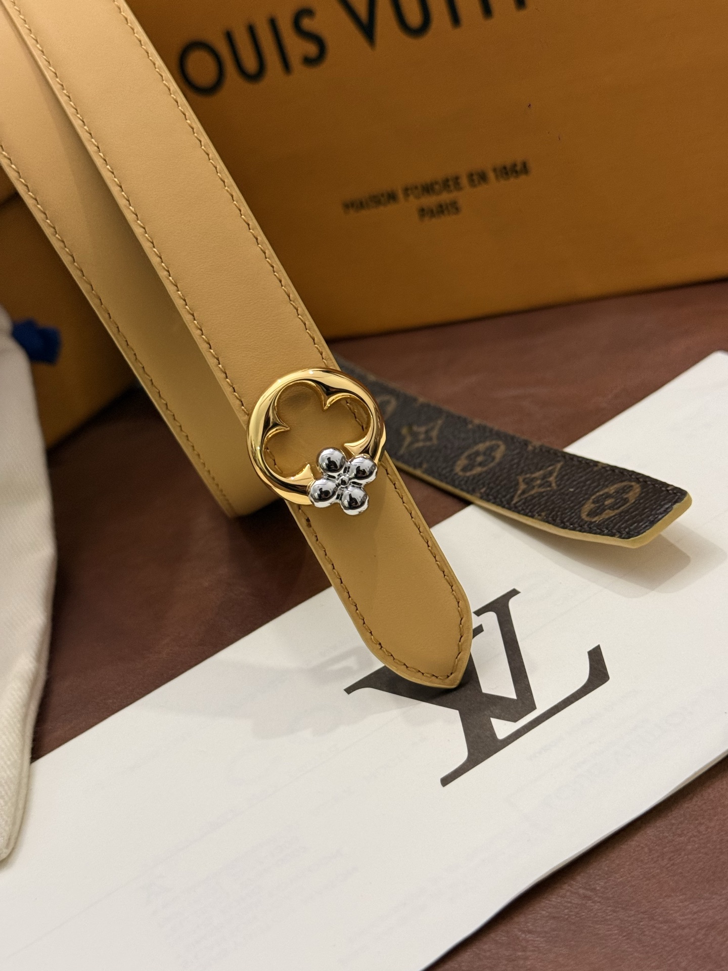 2.0 LV Bloom腰带势必成为路易威登的经典之作。其夺人眼球的扣环巧妙融合了LV标识与Monogram花卉图案的元