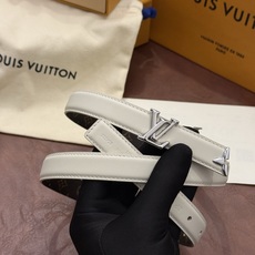 这款 Pretty LV 腰带以闪耀的金色金属双饰点缀,彰显品牌精湛的工艺。LV Initiales 搭扣末端饰以精雕细 这款 Pretty LV 腰带以闪耀的金色金属双饰点缀,彰显品牌精湛的工艺。LV Initiales 搭扣末端饰以精雕细
