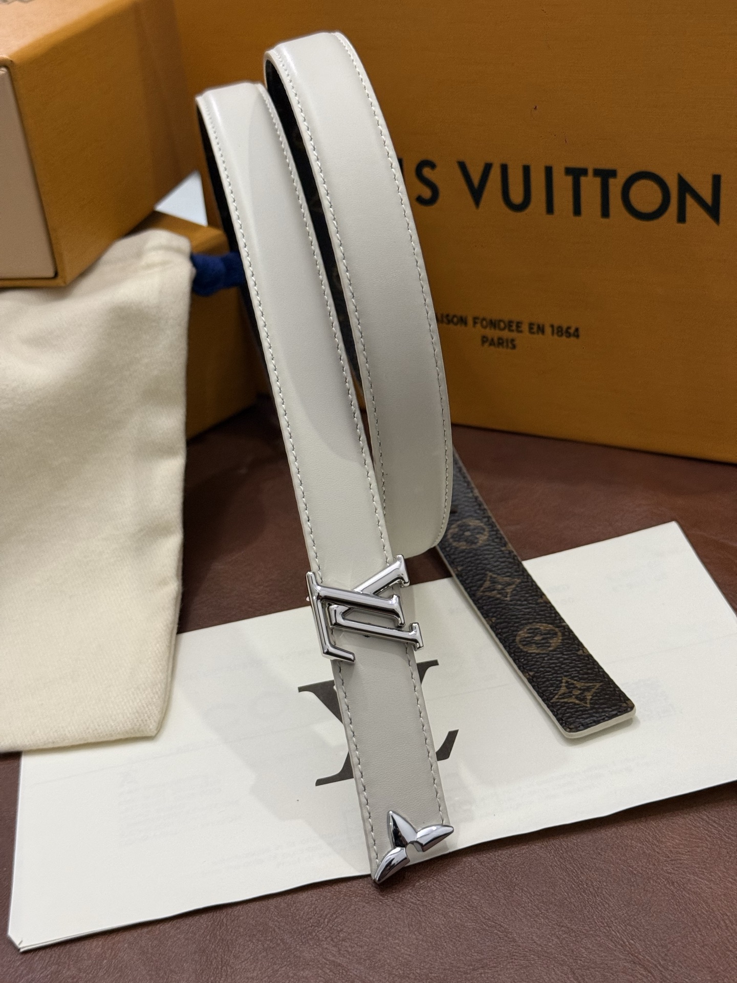 这款 Pretty LV 腰带以闪耀的金色金属双饰点缀，彰显品牌精湛的工艺。LV Initiales 搭扣末端饰以精雕细